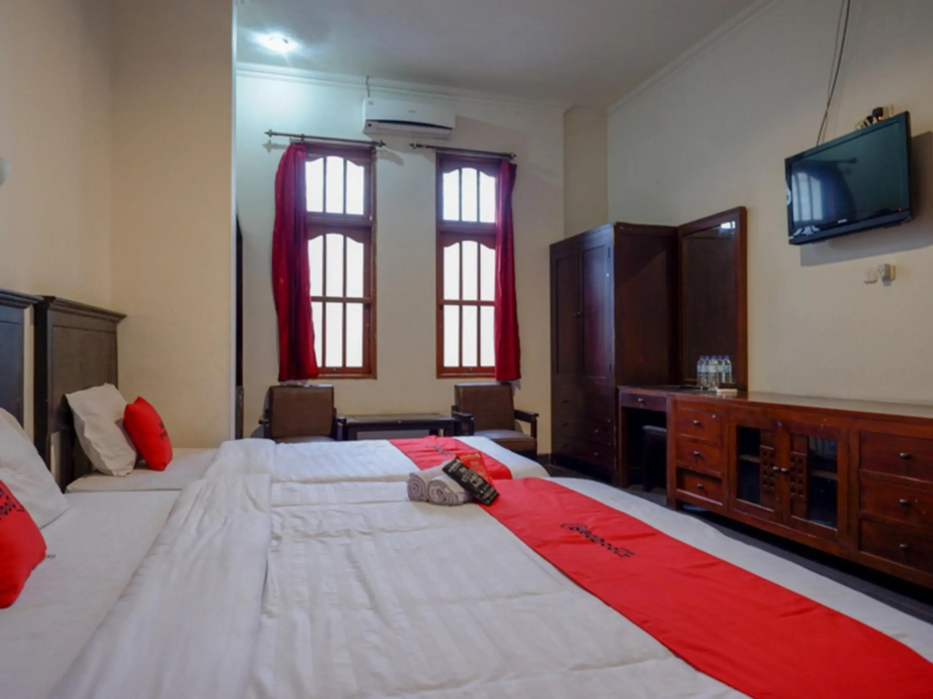 Bed in RedDoorz near Tugu Yogyakarta