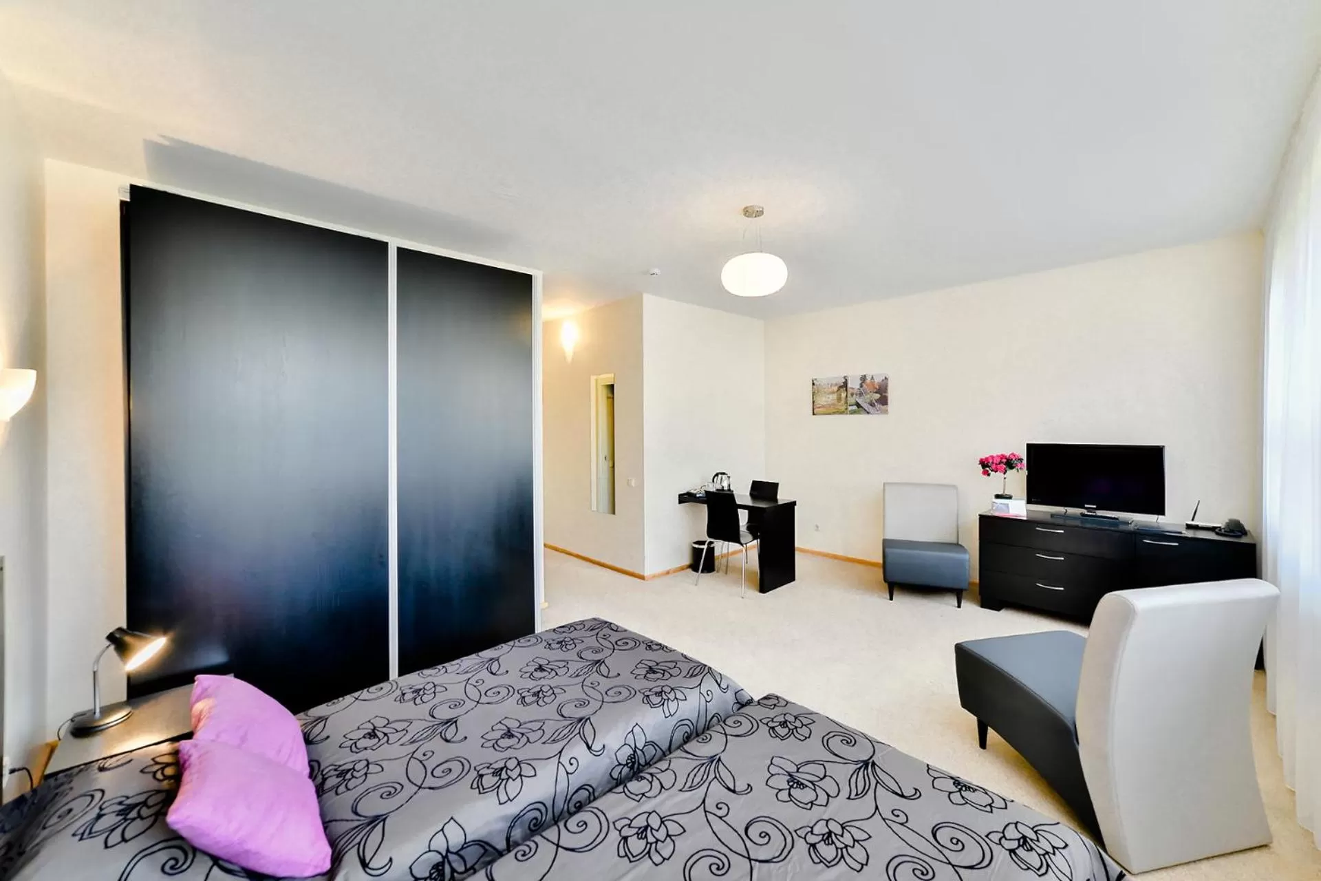 Photo of the whole room, TV/Entertainment Center in Hotel Vantis Riverside