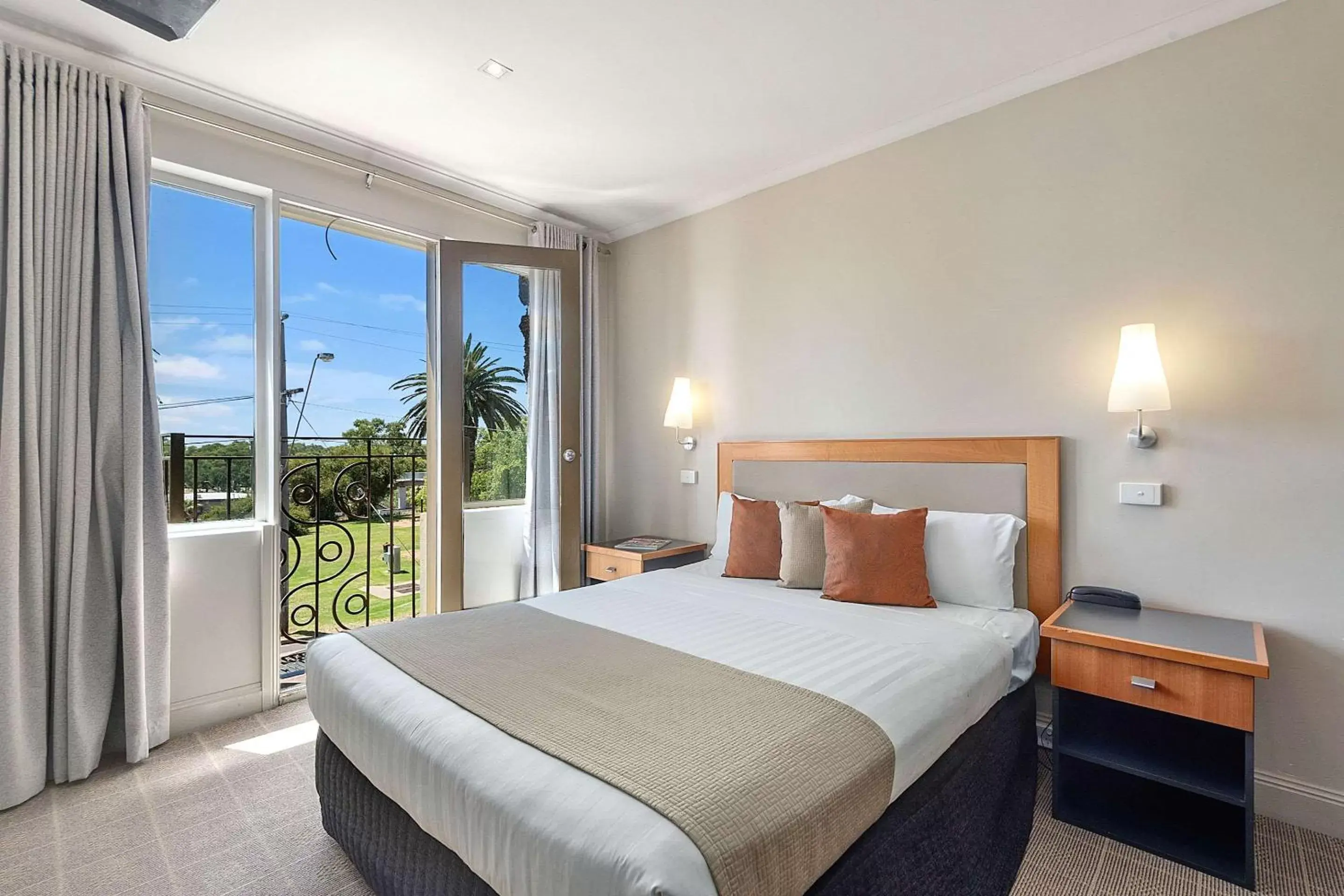 Bedroom, Bed in Quality Hotel Mildura Grand