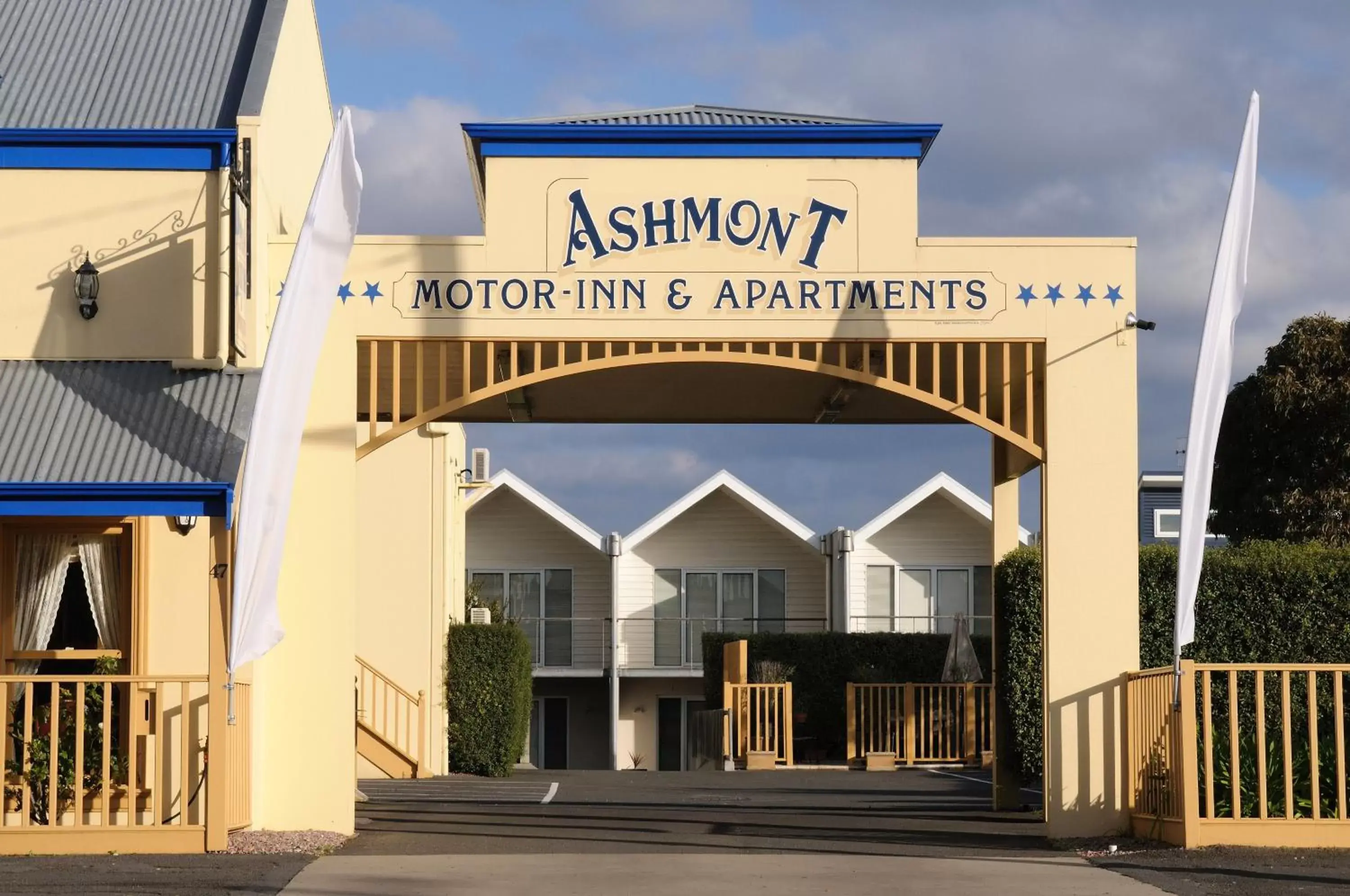 Facade/entrance, Property Building in Ashmont Motel and Apartments