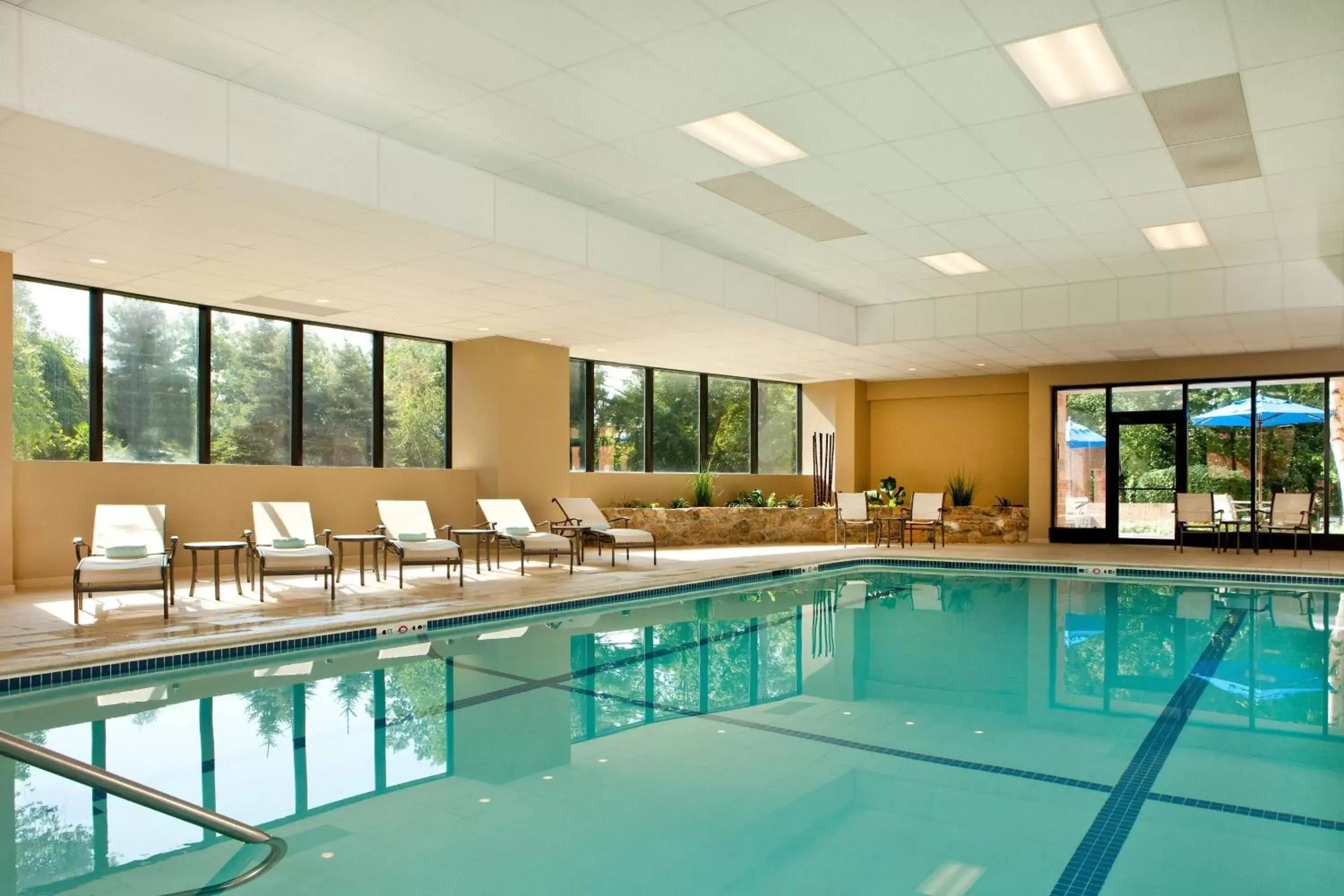 Swimming Pool in Boston Marriott Burlington