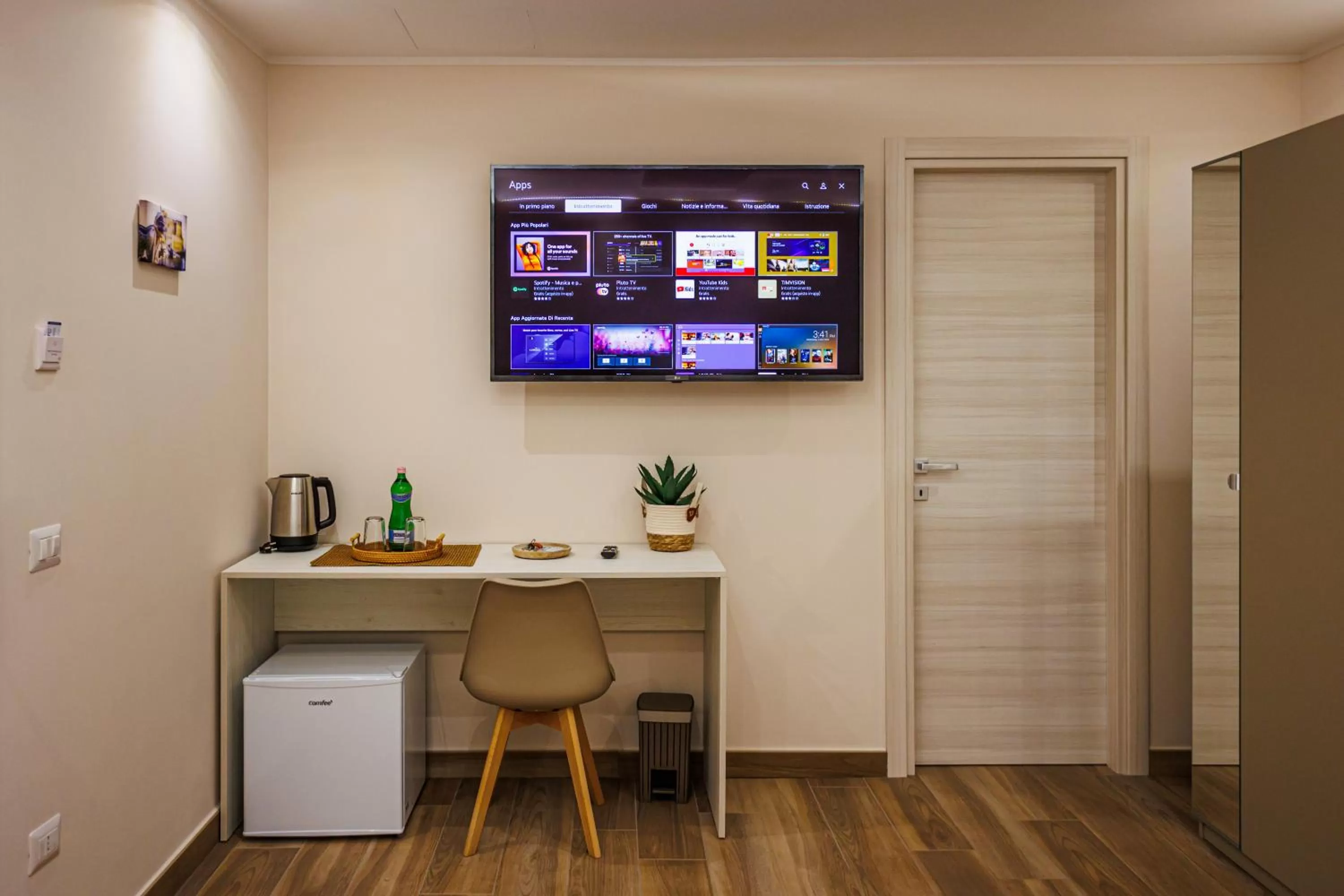 TV and multimedia, TV/Entertainment Center in Peca's room