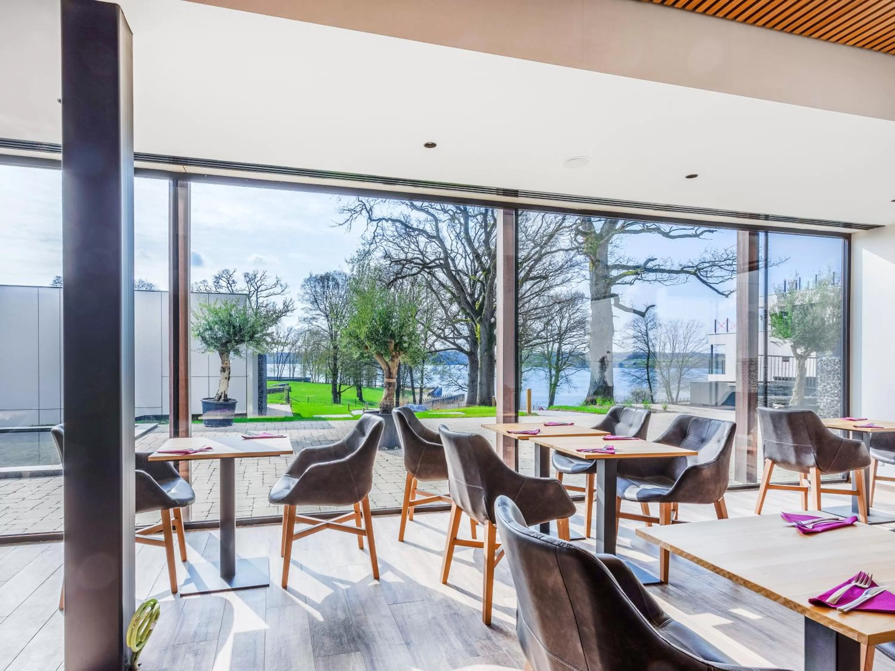 Restaurant/places to eat in Golden Lakes Hotel