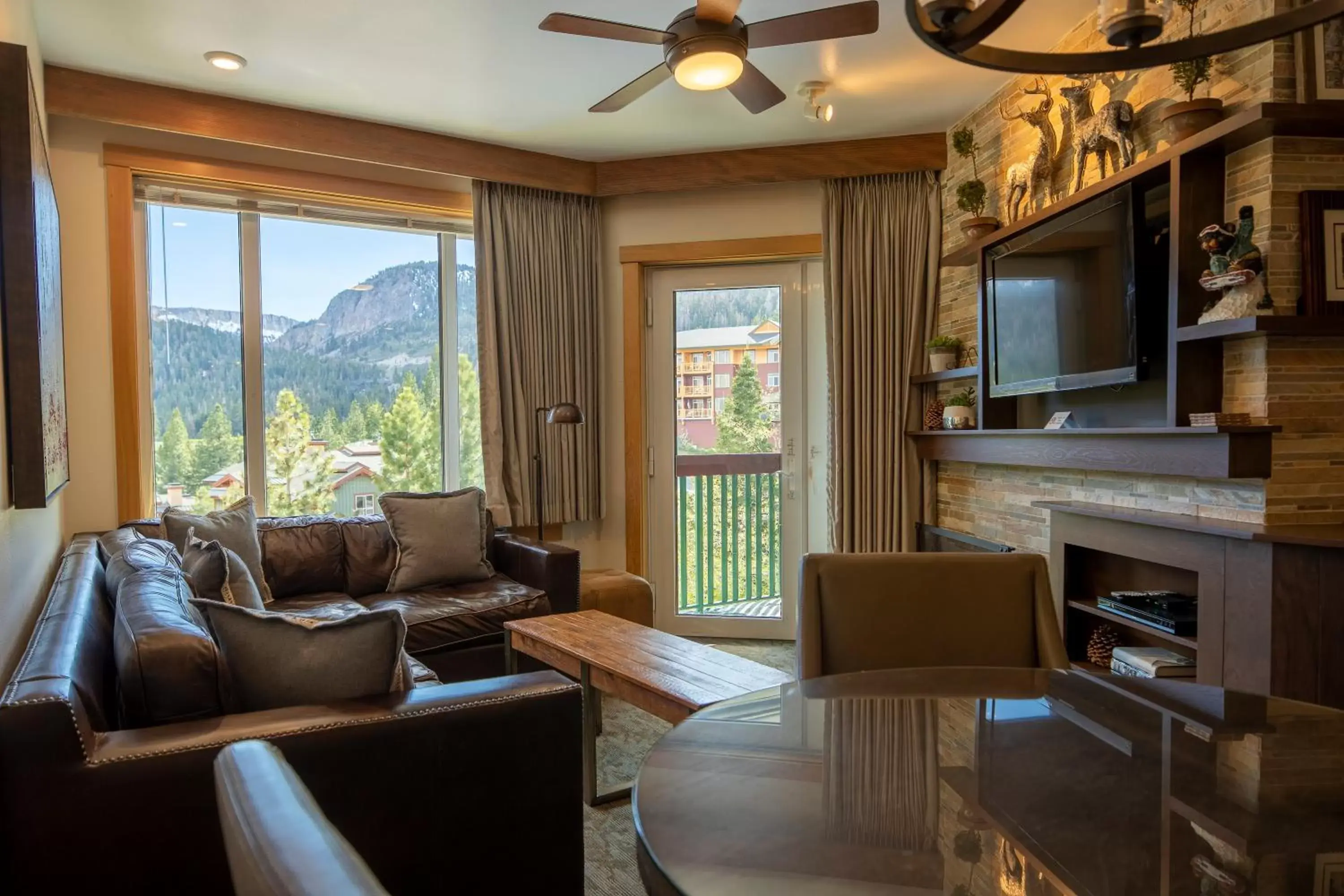 Living room, Seating Area in Juniper Springs Resort