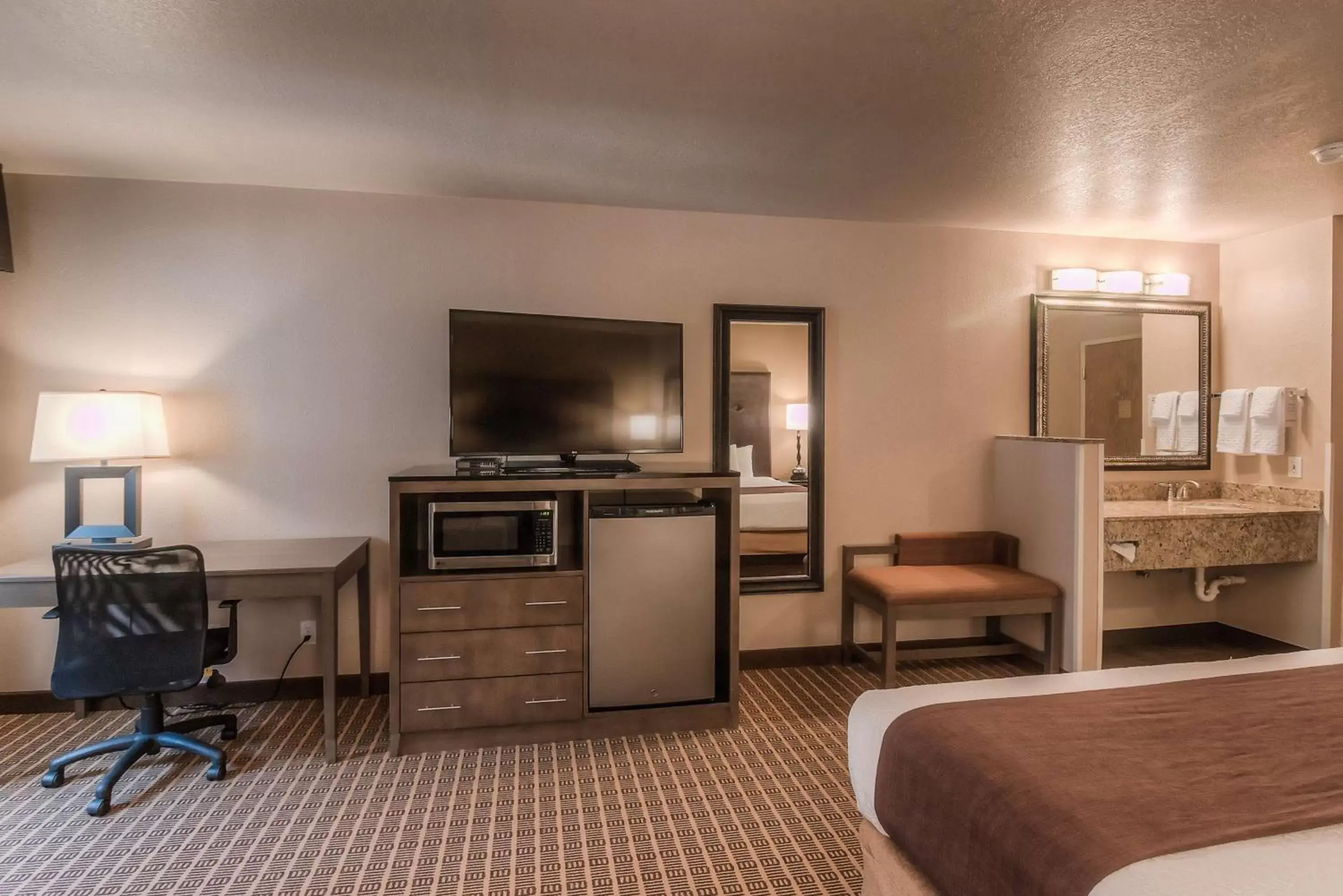 Photo of the whole room, TV/Entertainment Center in Best Western Plus Yakima Hotel