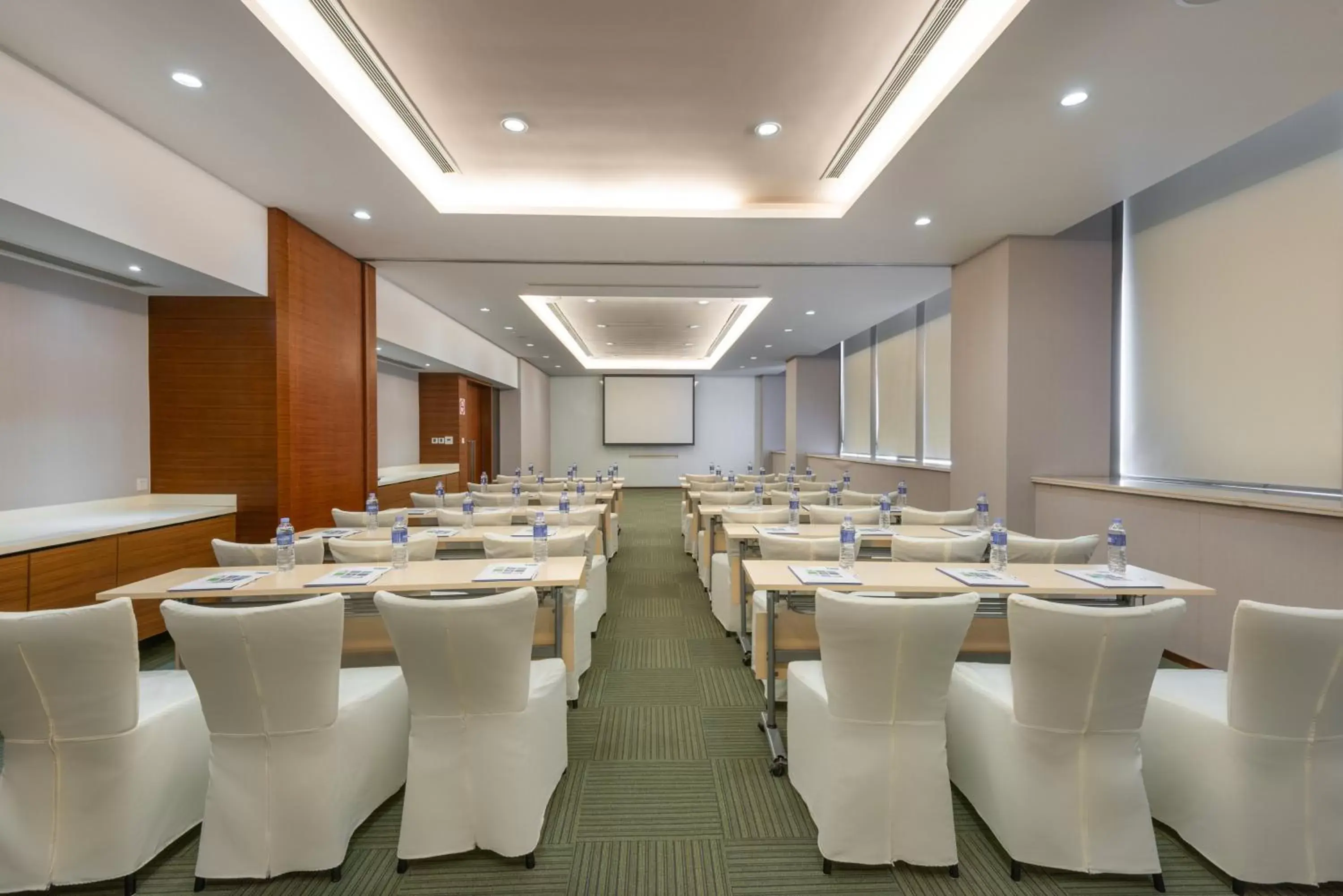 Meeting/conference room in Holiday Inn Express Shanghai Jinsha, an IHG Hotel