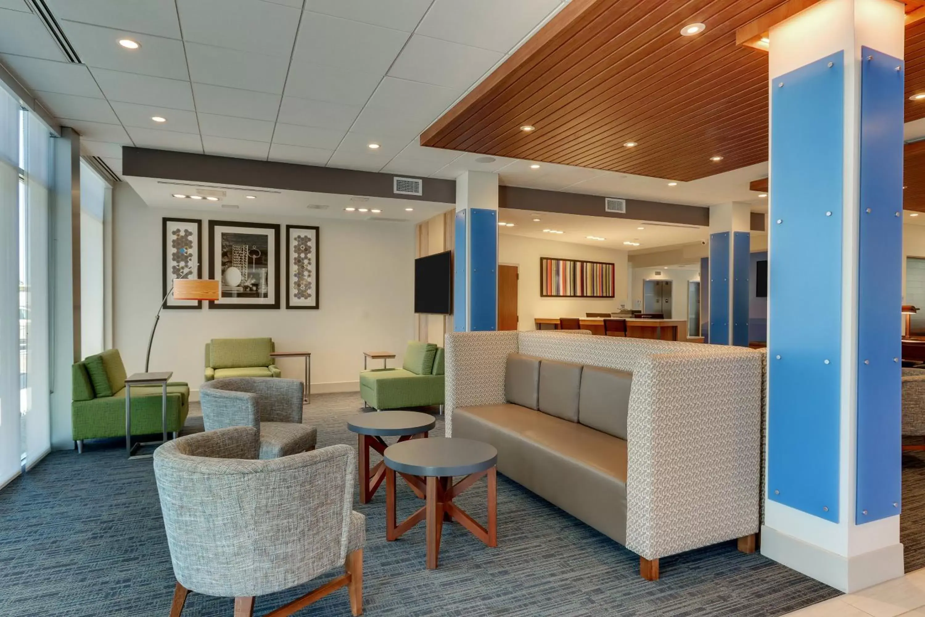 Lobby or reception in Holiday Inn Express & Suites - Roanoke – Civic Center