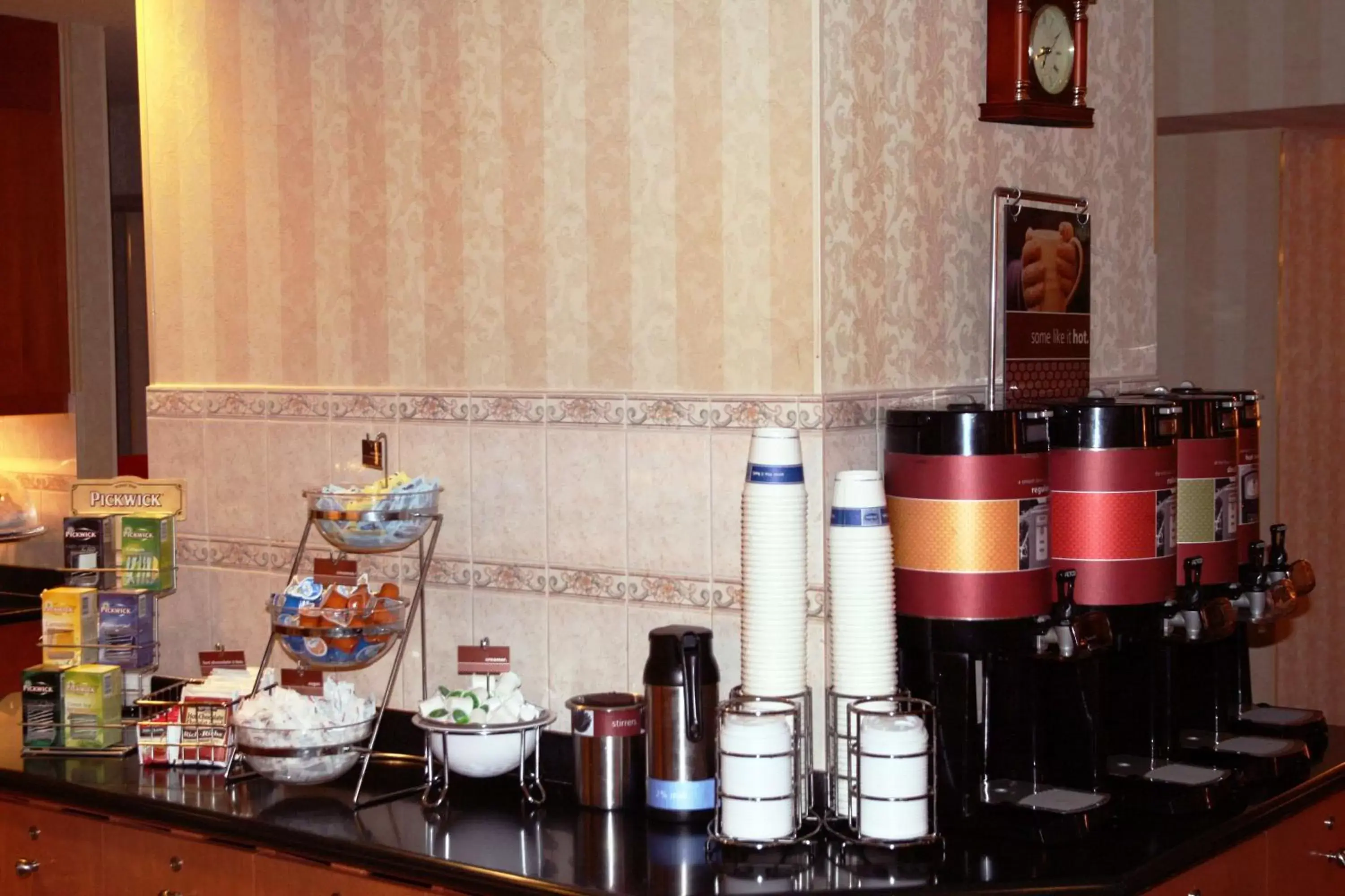 Dining area, Kitchen/Kitchenette in Hampton Inn & Suites by Hilton Calgary University NW