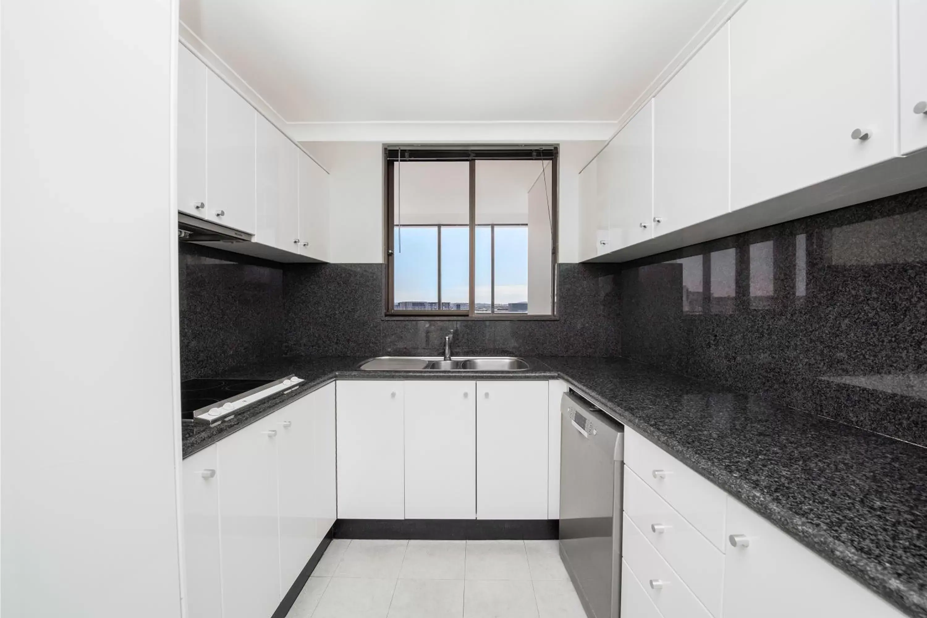 Kitchen or kitchenette, Kitchen/Kitchenette in BreakFree Capital Tower Apartments