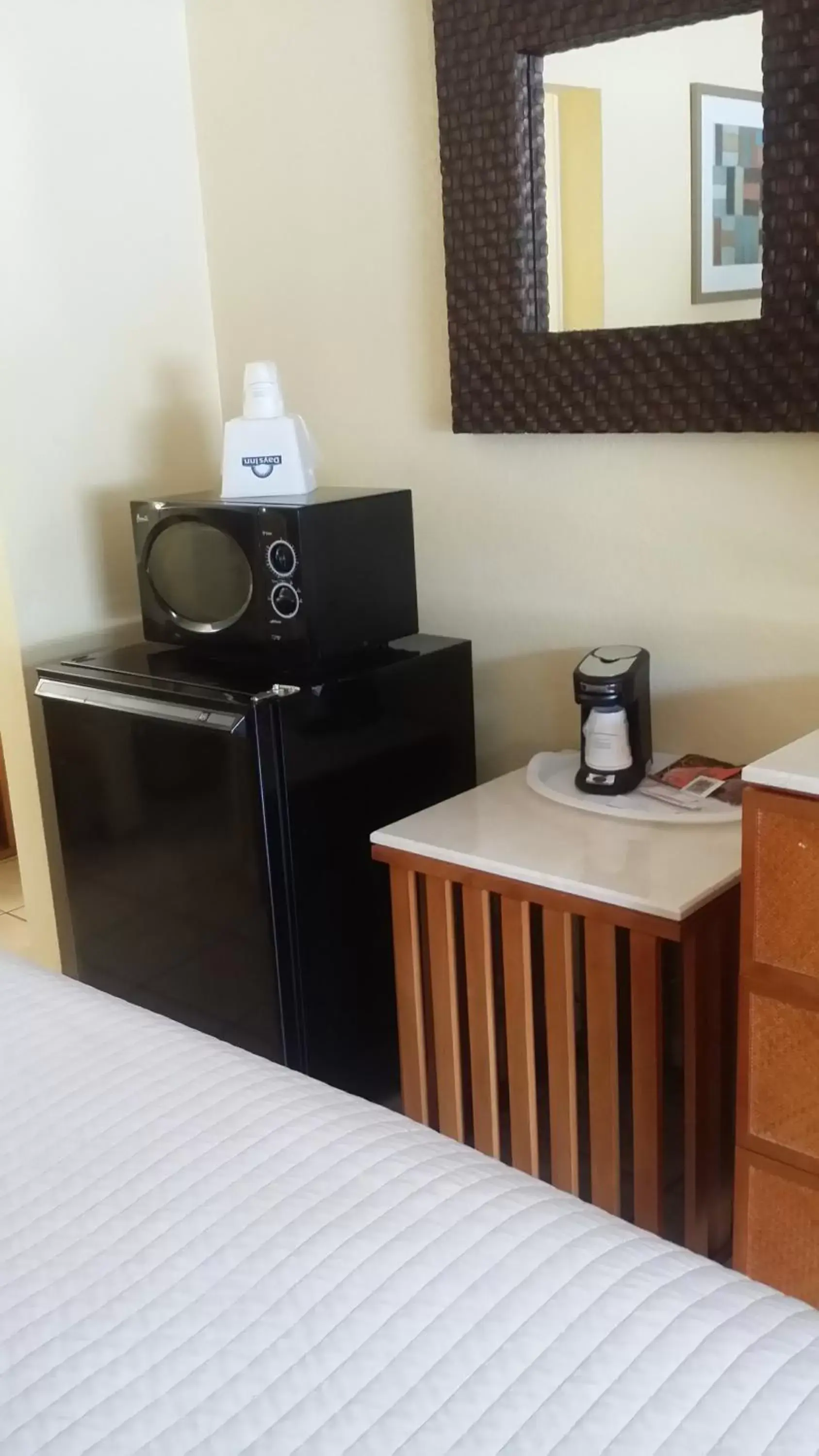 Bedroom, TV/Entertainment Center in Days Inn by Wyndham Cocoa Cruiseport West At I-95/524