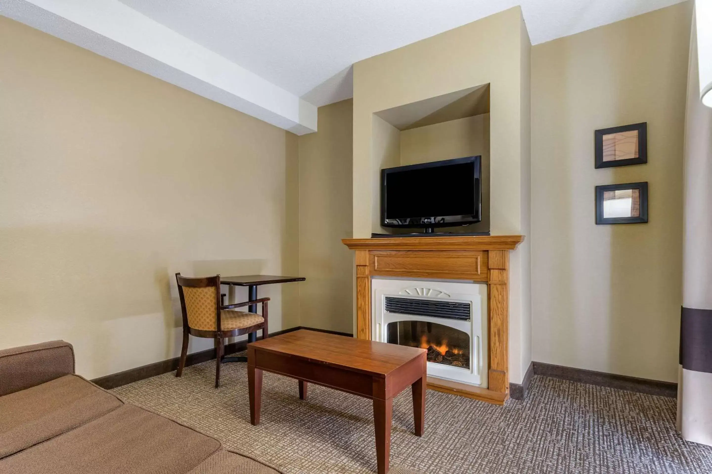 Photo of the whole room, TV/Entertainment Center in Comfort Inn Blythewood - North Columbia