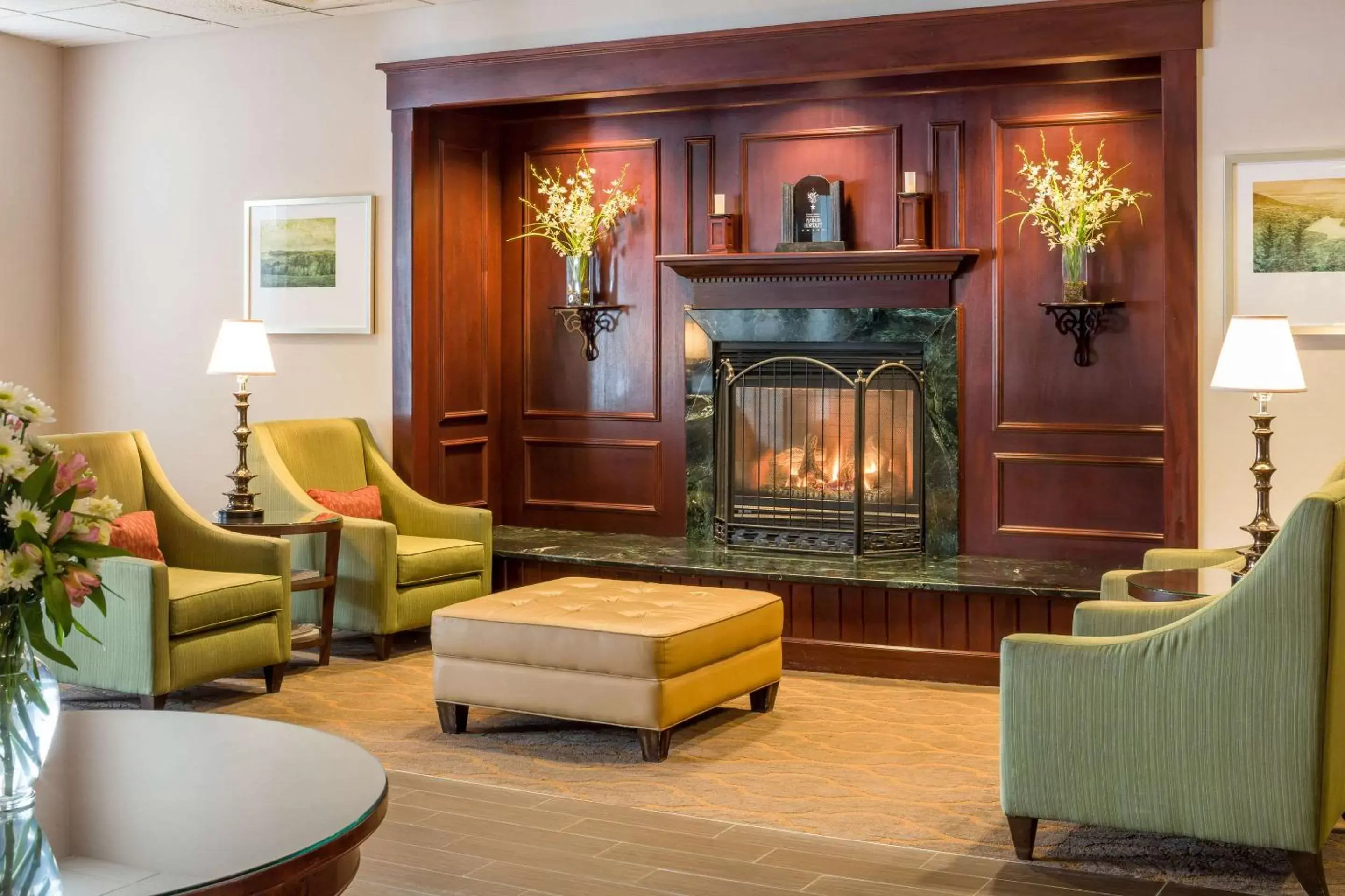 Lobby or reception, Lounge/Bar in Comfort Inn & Suites Near Burke Mountain