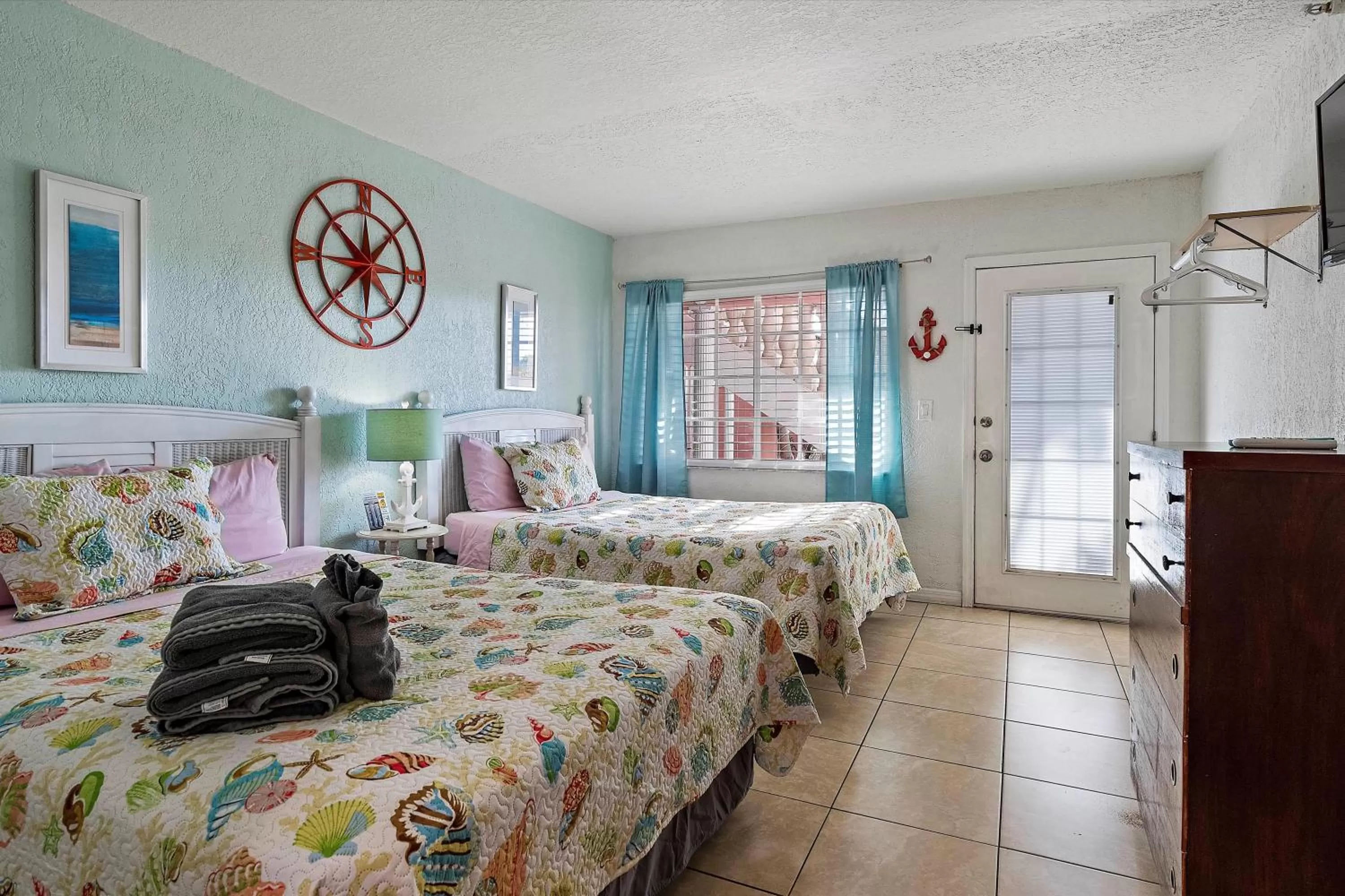 Bed in Blind Pass Resort Motel