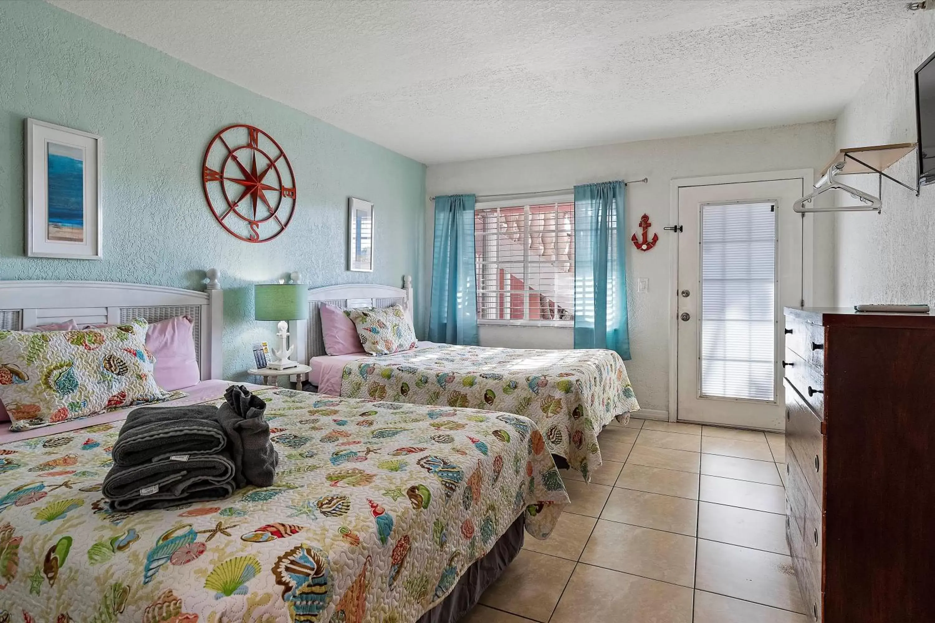 Bed in Blind Pass Resort Motel Bed in Blind Pass Resort Motel