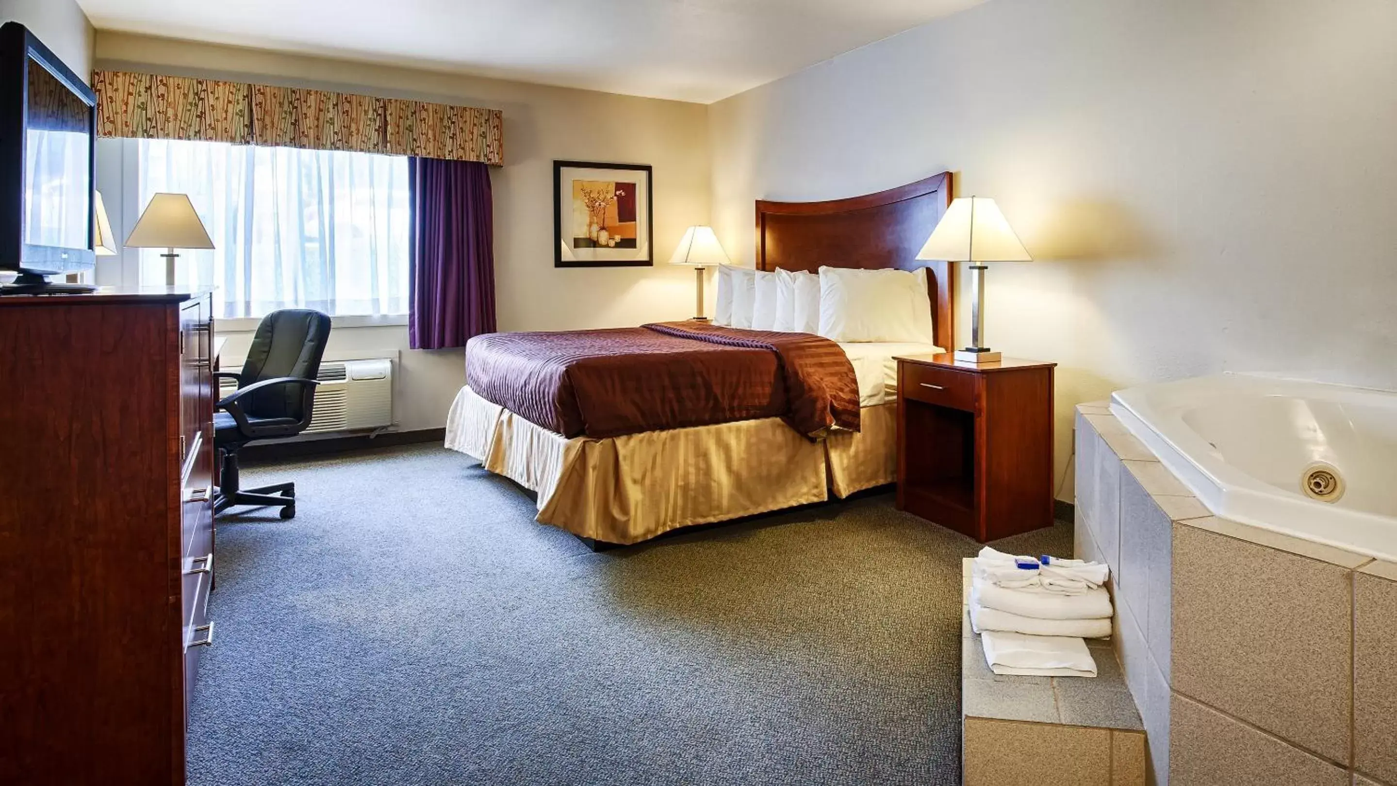 Photo of the whole room, Bed in Best Western Chambersburg