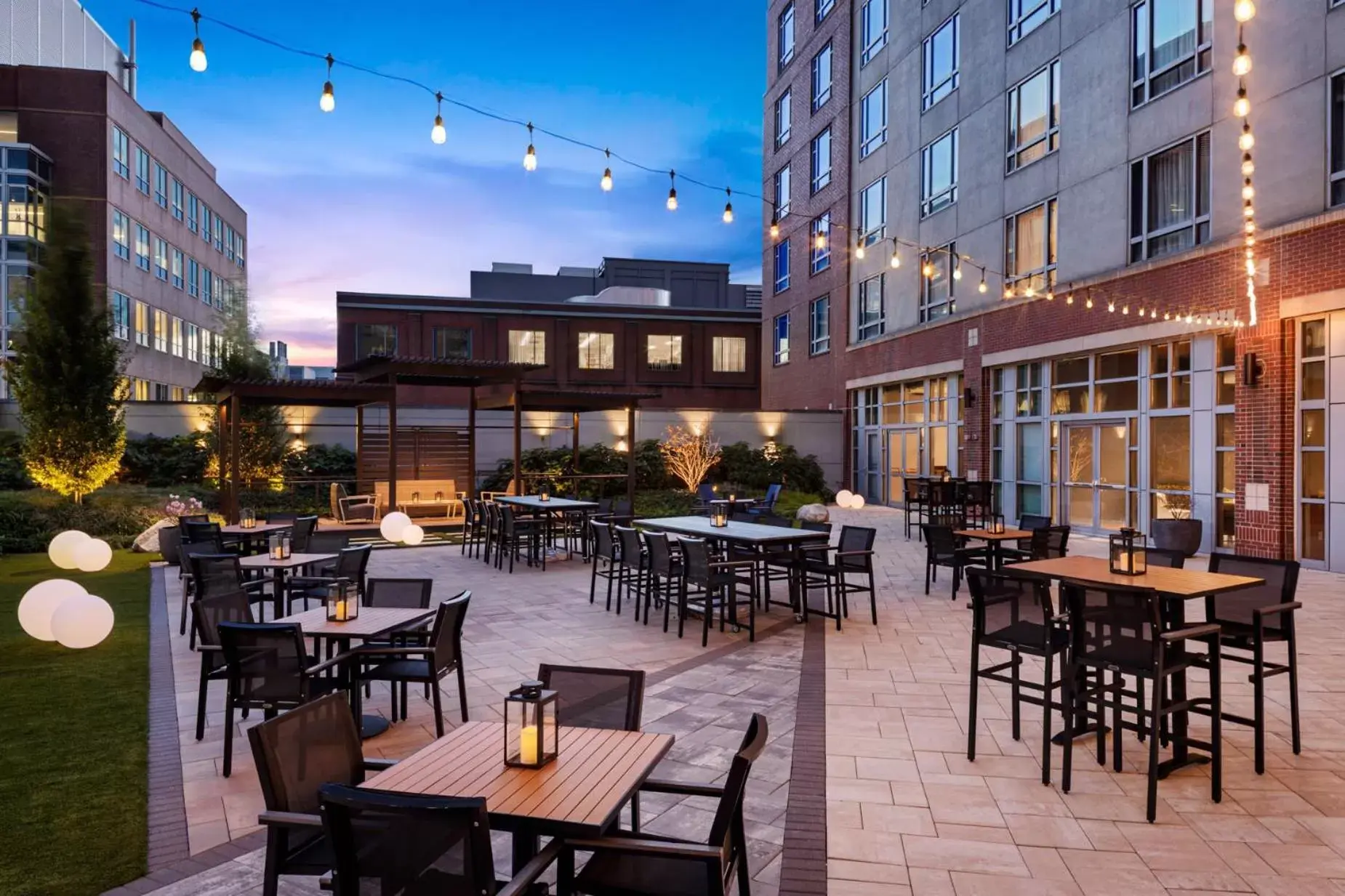 Balcony/Terrace, Restaurant/Places to Eat in Le Meridien Boston Cambridge