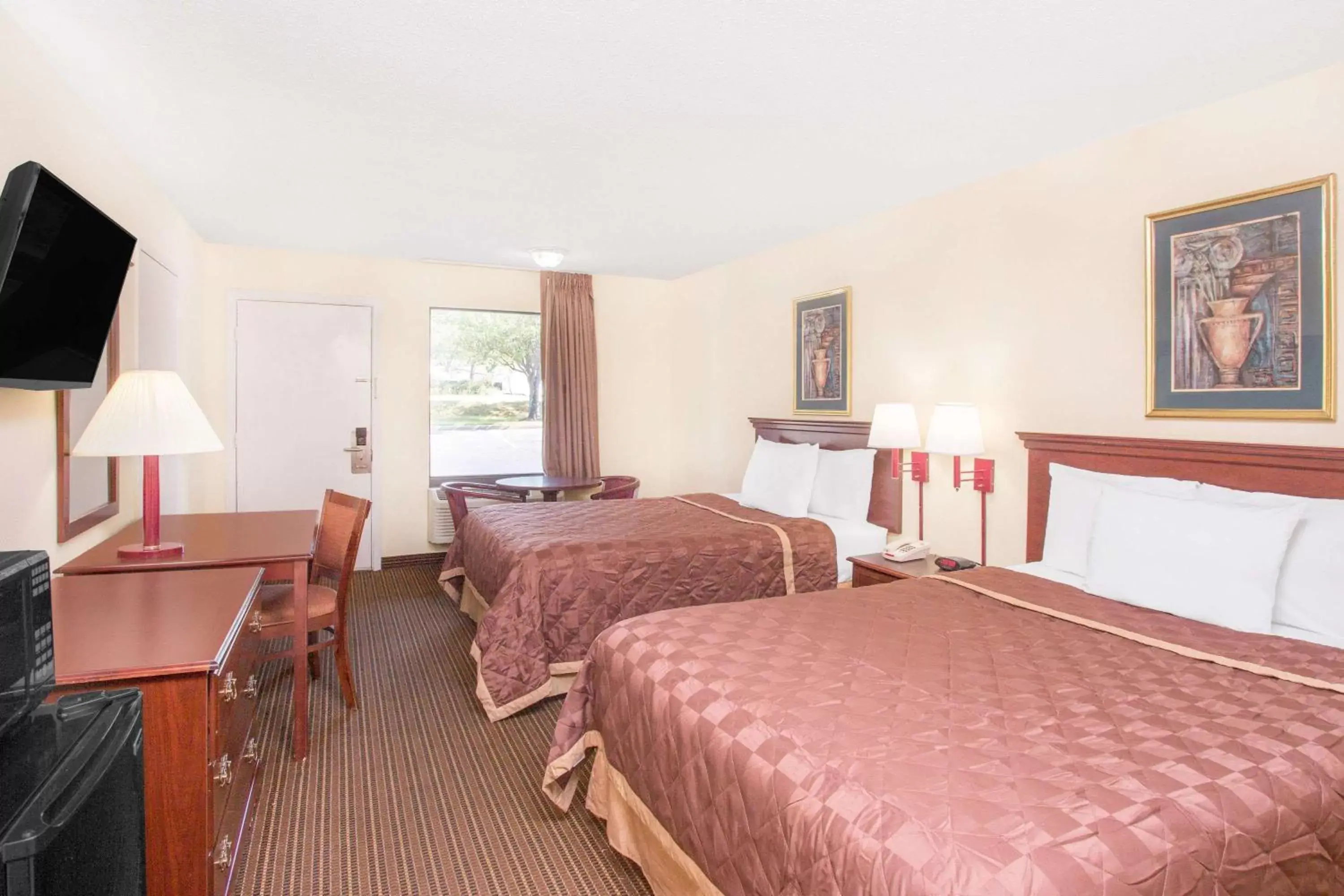 Photo of the whole room, Bed in Days Inn by Wyndham Spartanburg Waccamaw