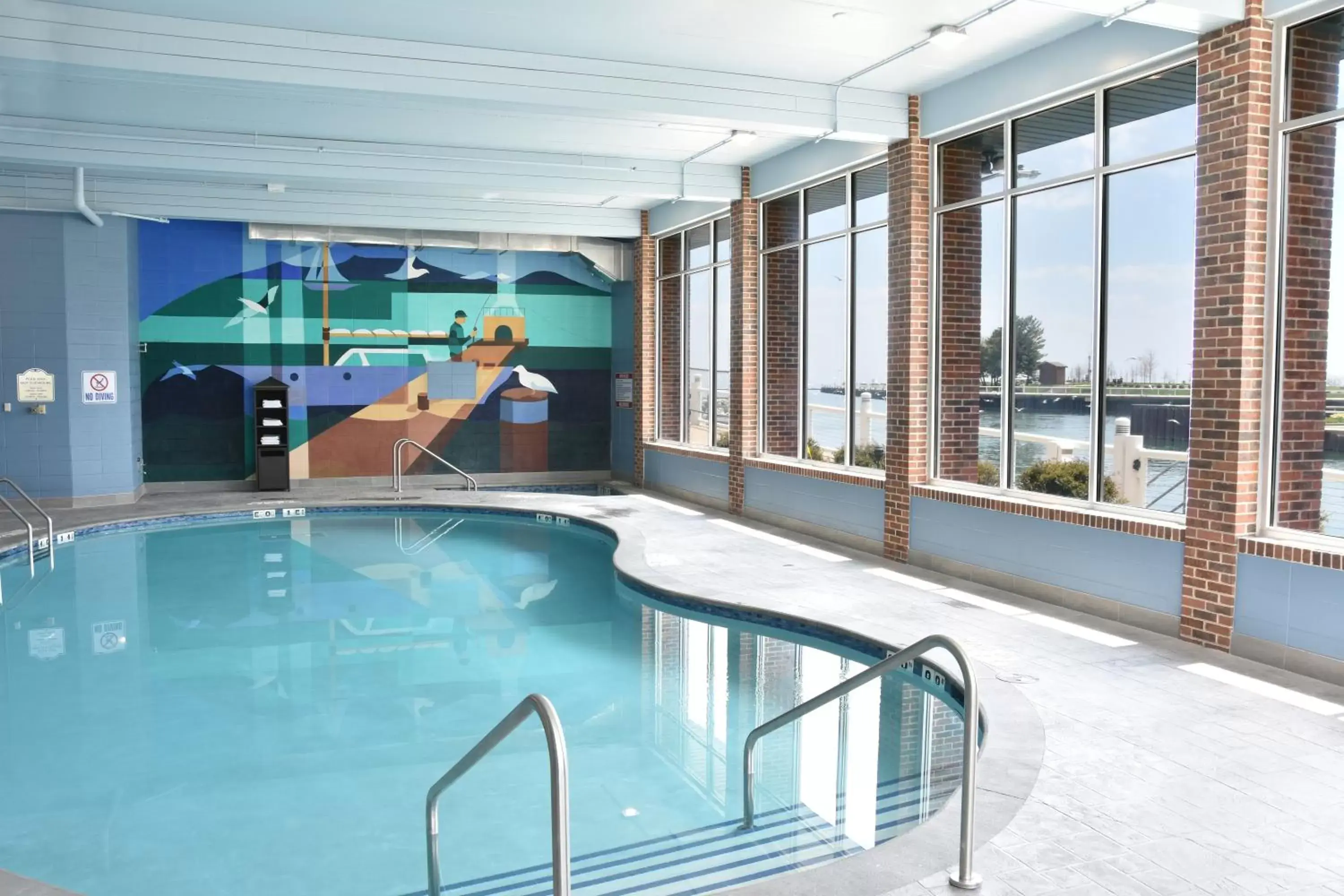 Swimming pool in The Harborview on Lake Michigan, Ascend Hotel Collection Swimming pool in The Harborview on Lake Michigan, Ascend Hotel Collection