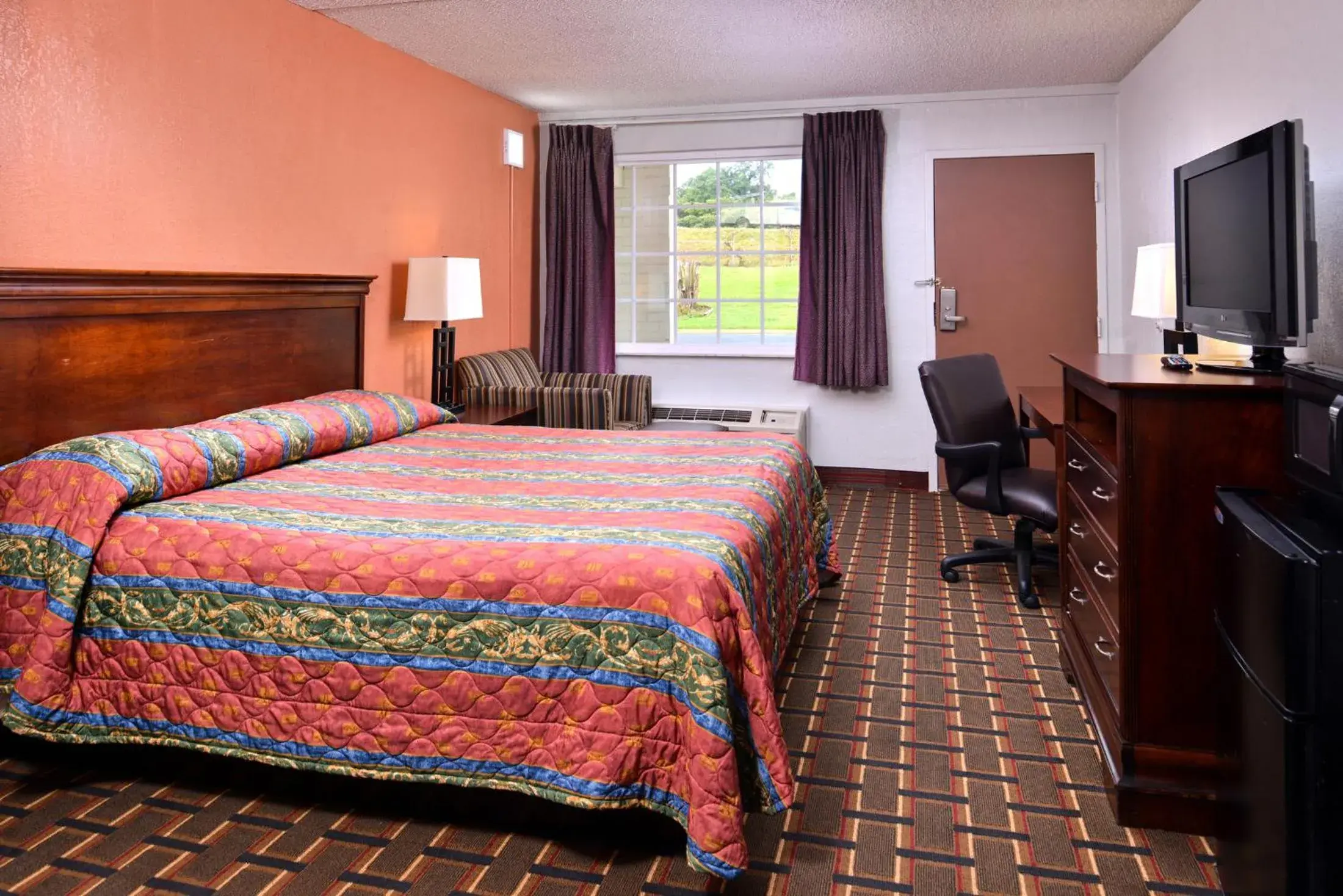 Bedroom, Bed in Americas Best Value Inn Richmond South