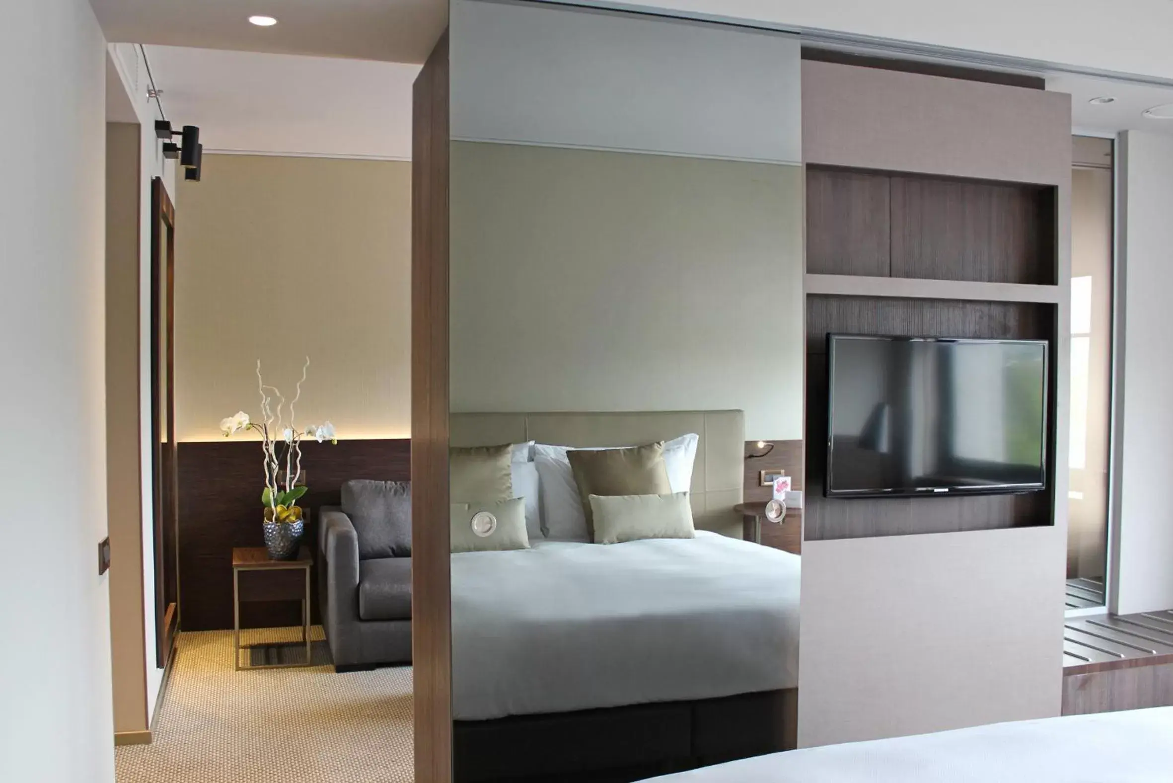 Bedroom, Bed in Crowne Plaza Geneva, an IHG Hotel