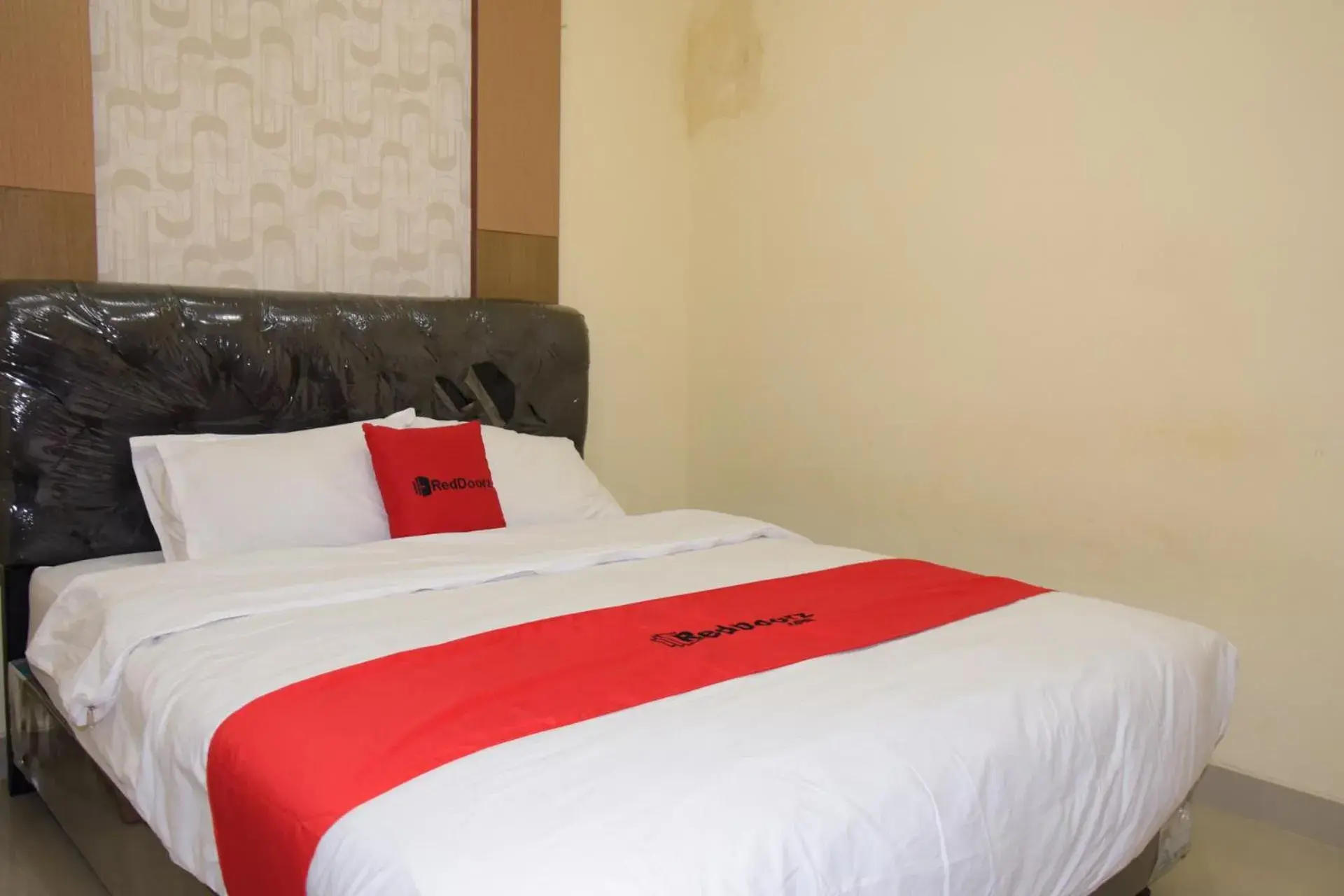 Bedroom, Bed in RedDoorz Syariah near Jogja City Mall 2