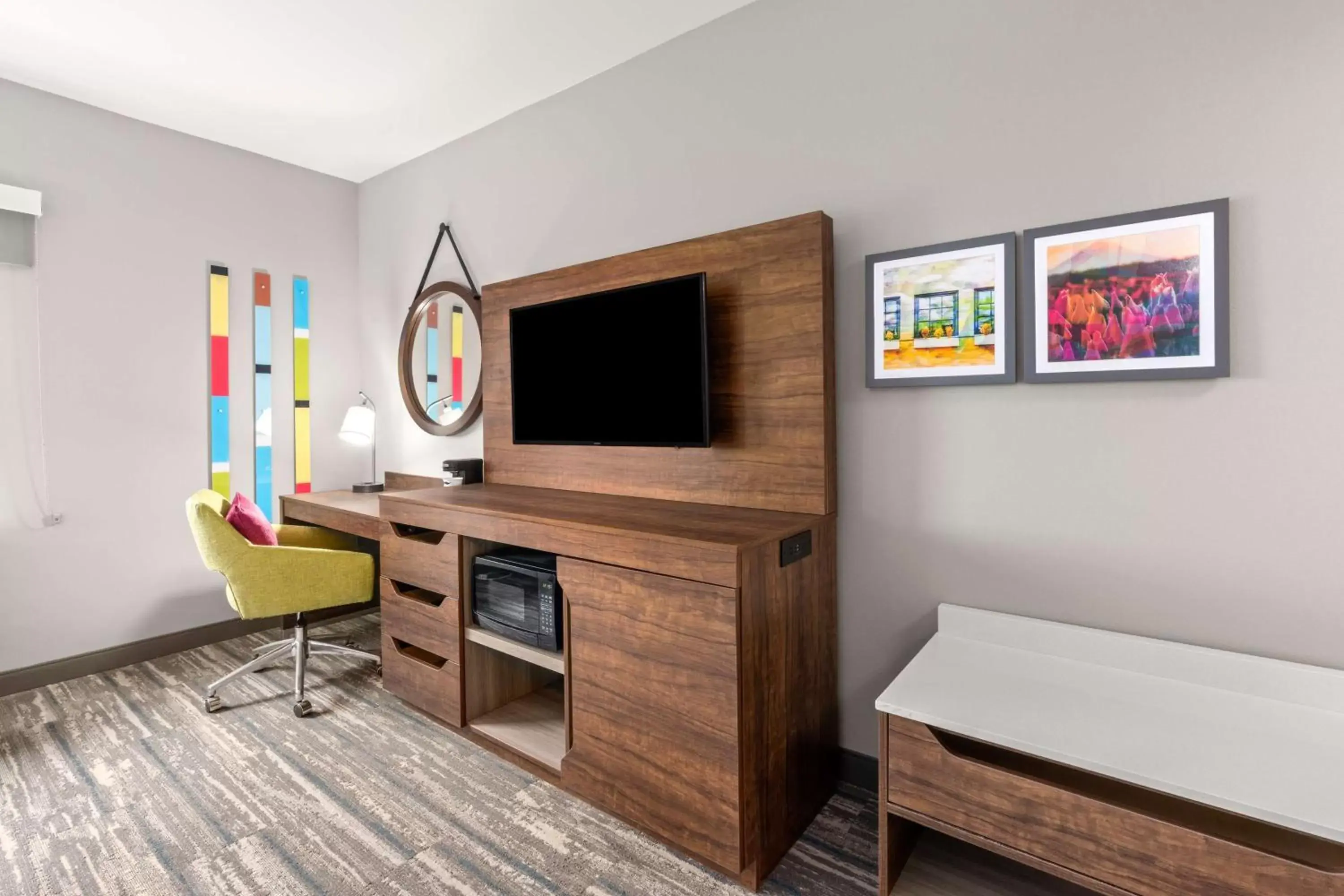 Bedroom, TV/Entertainment Center in Hampton Inn & Suites Tigard