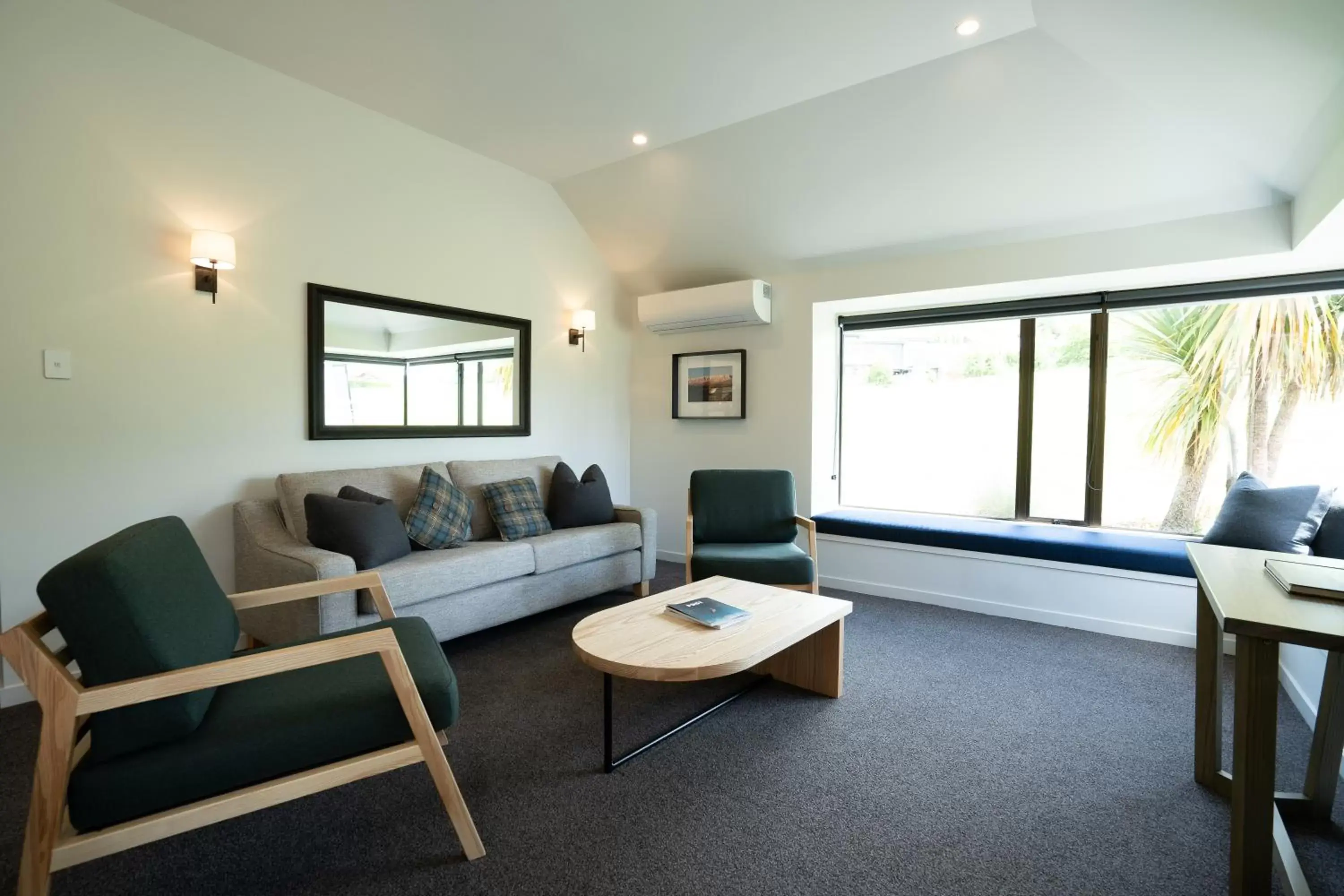 Living room, Seating Area in Edgewater Hotel