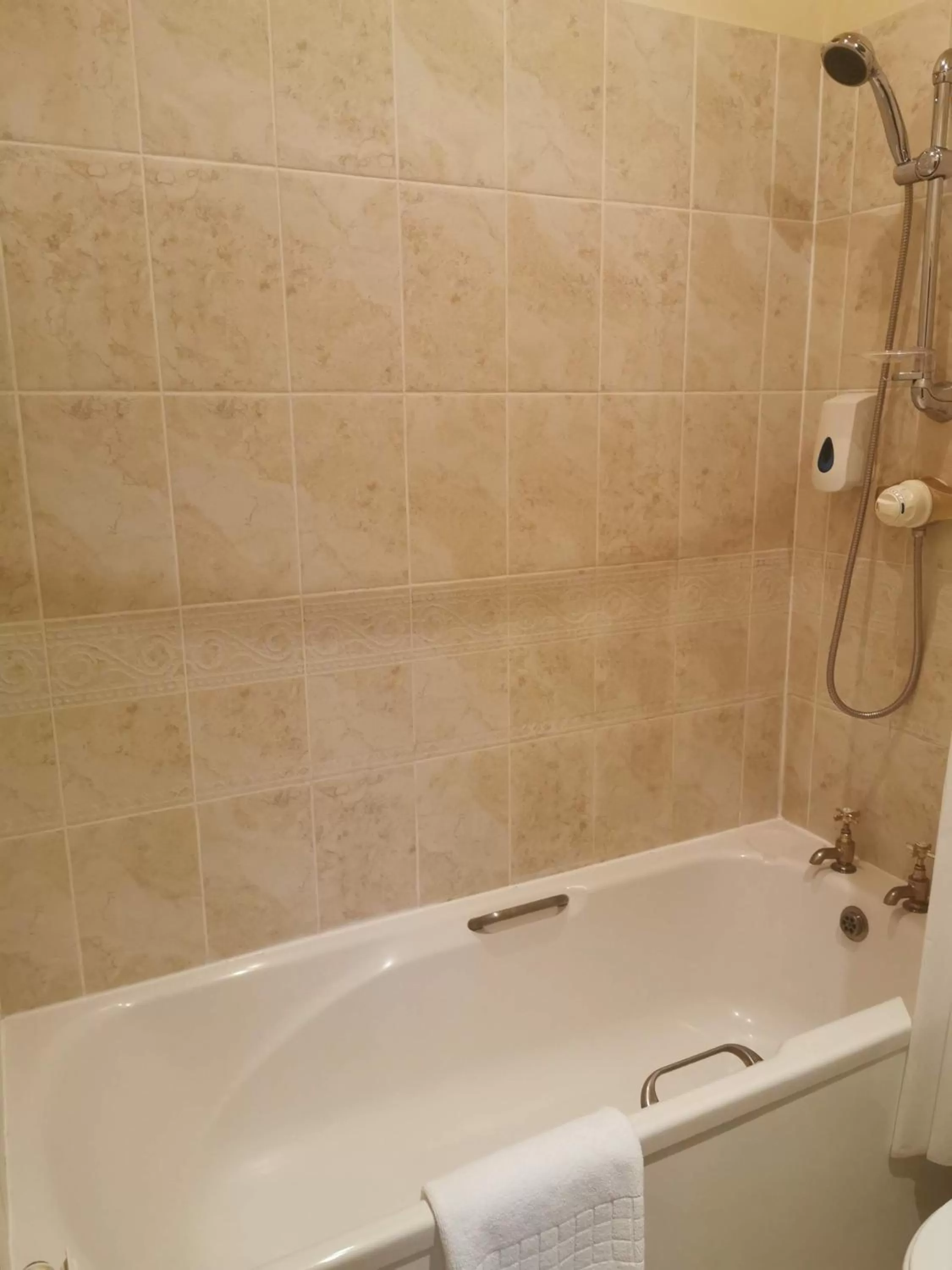 Bathroom in The Queens Hotel