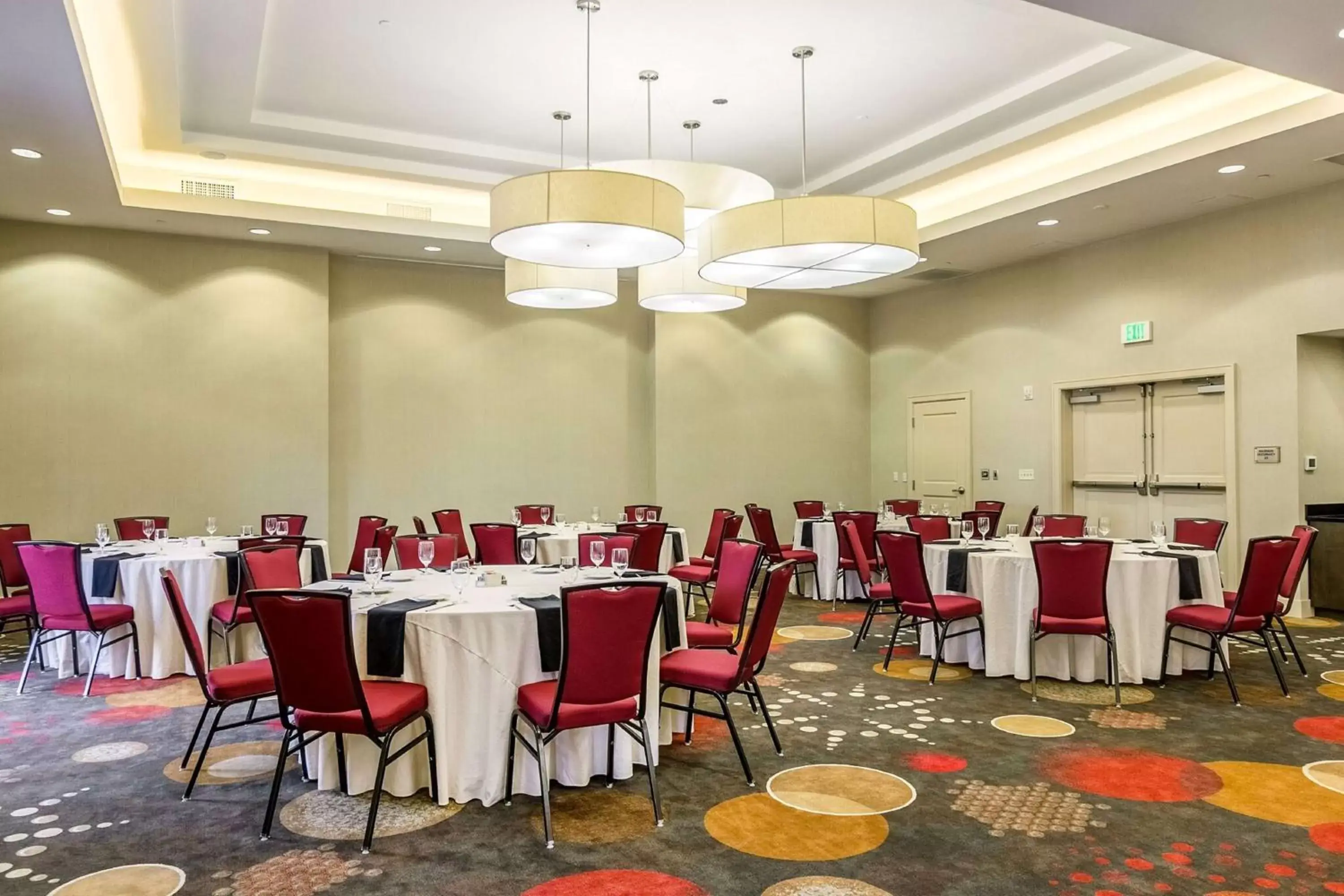 Meeting/conference room, Restaurant/Places to Eat in Embassy Suites by Hilton Newark Airport