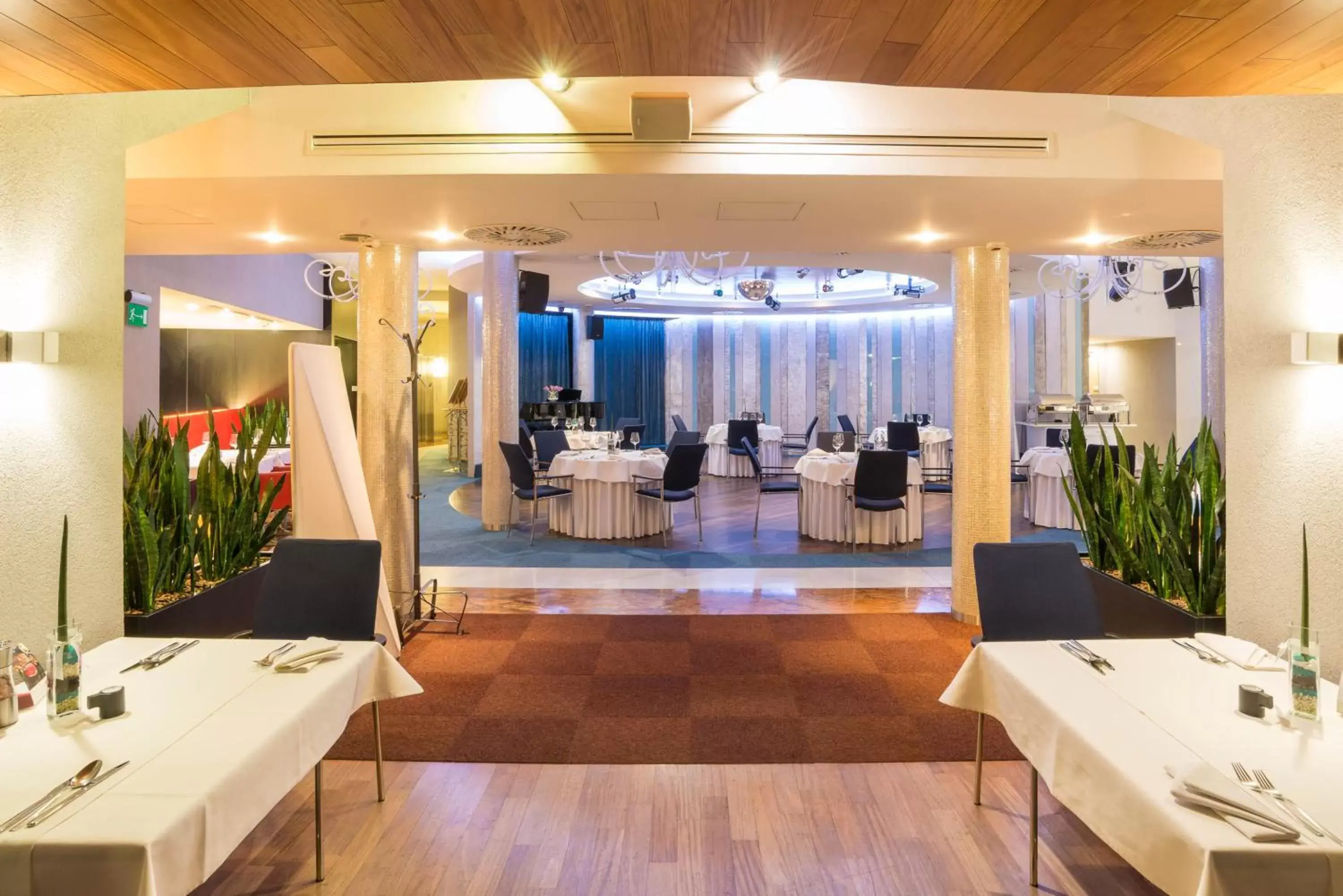 Restaurant/places to eat in Niebieski Art Hotel & Spa