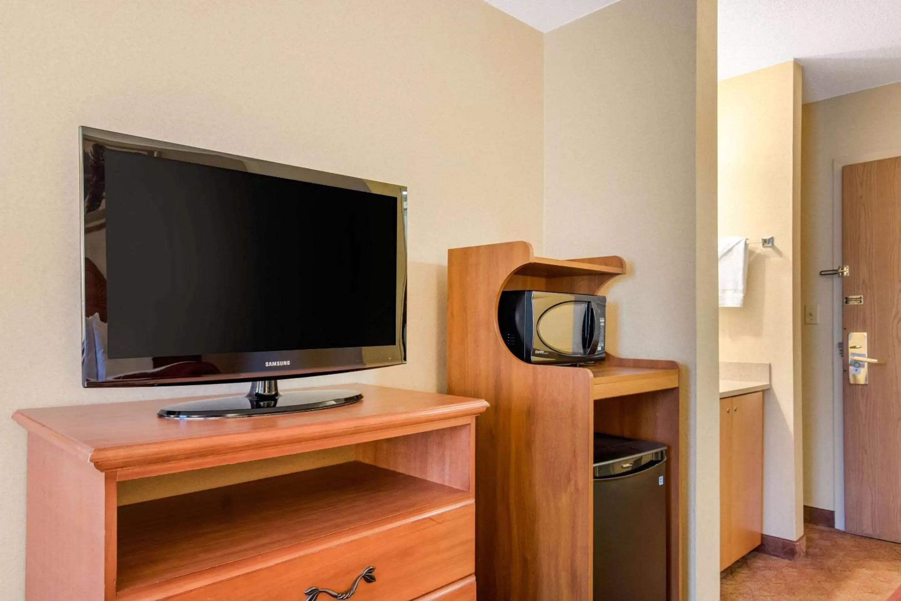 Photo of the whole room, TV/Entertainment Center in Quality Inn at Bangor Mall