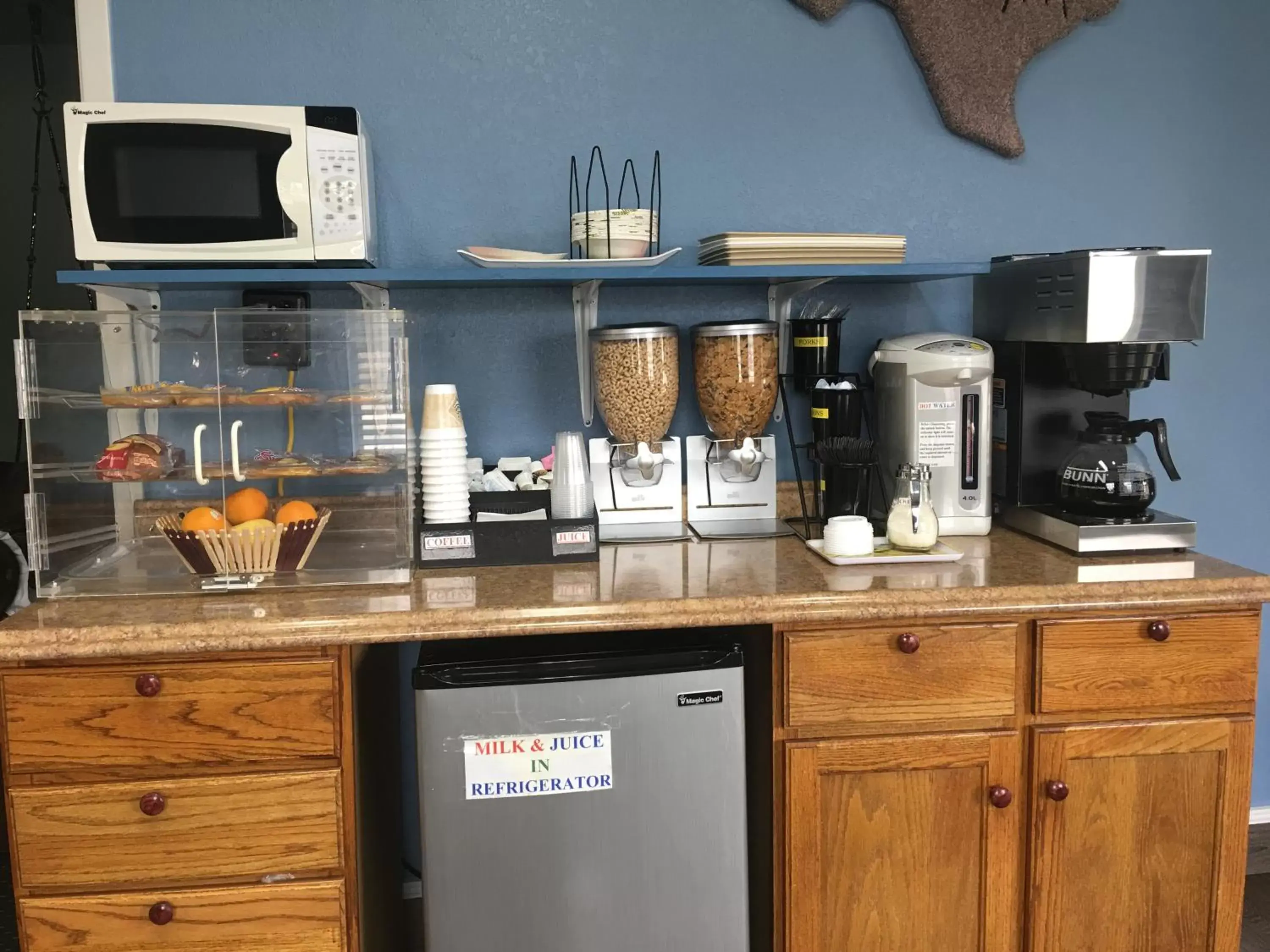 Coffee/tea facilities, Kitchen/Kitchenette in Americas Best Value Inn Ozona