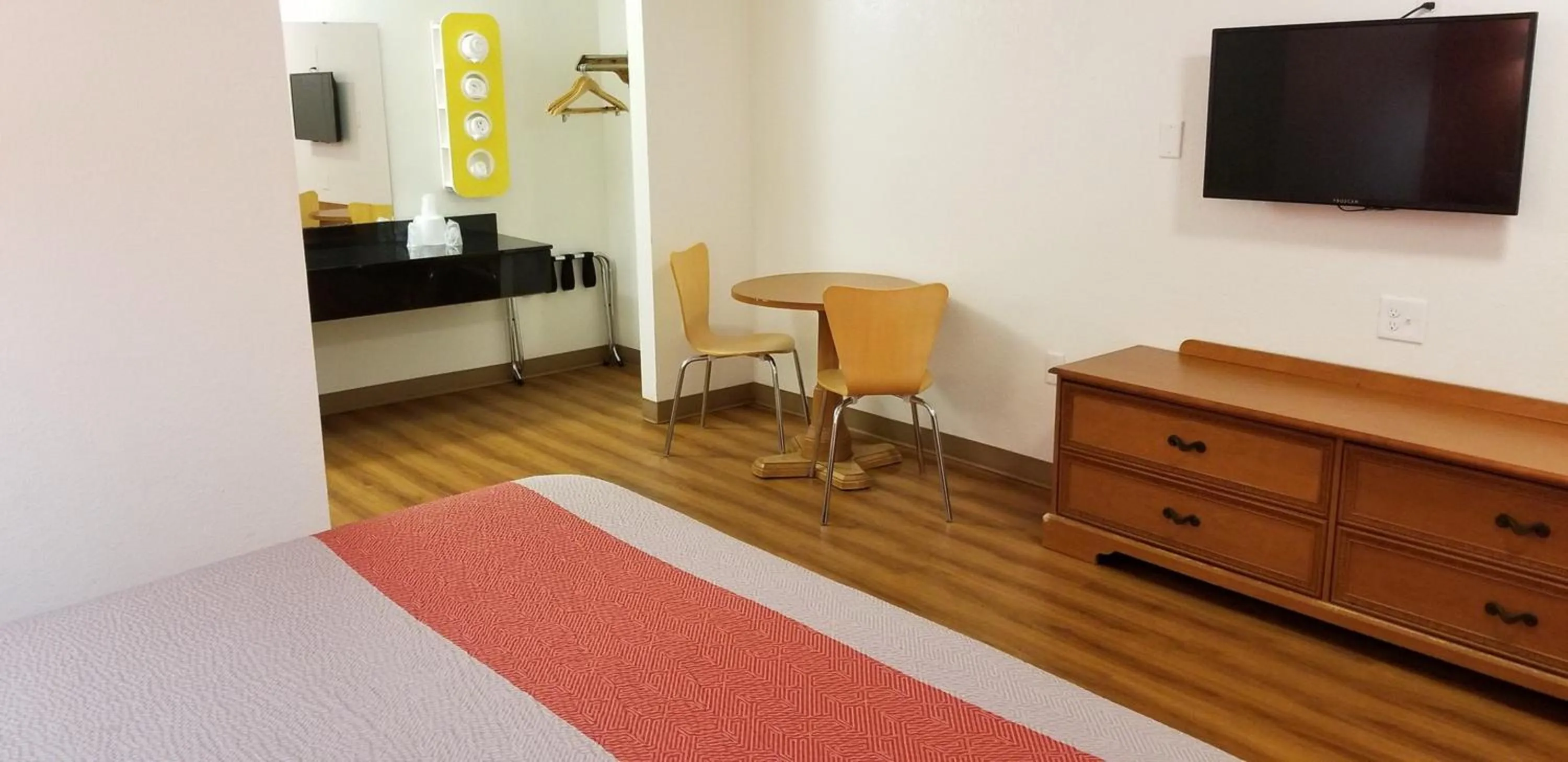 TV and multimedia, Bed in FairBridge Inn Express North Lima