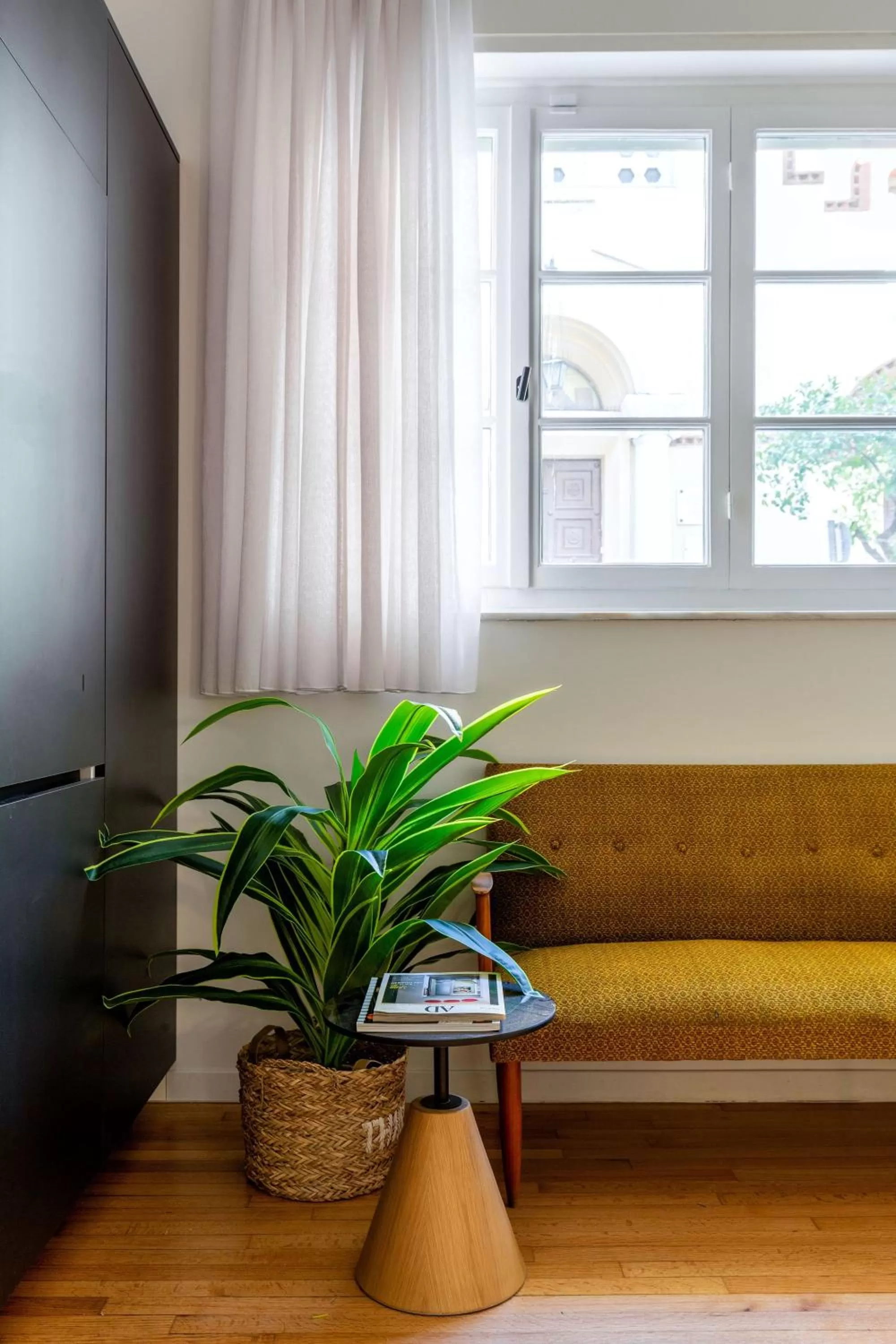 Living room, Seating Area in ZOIA The Met by UPSTREET