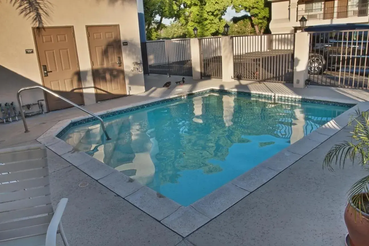 Swimming Pool in Burbank Inn and Suites