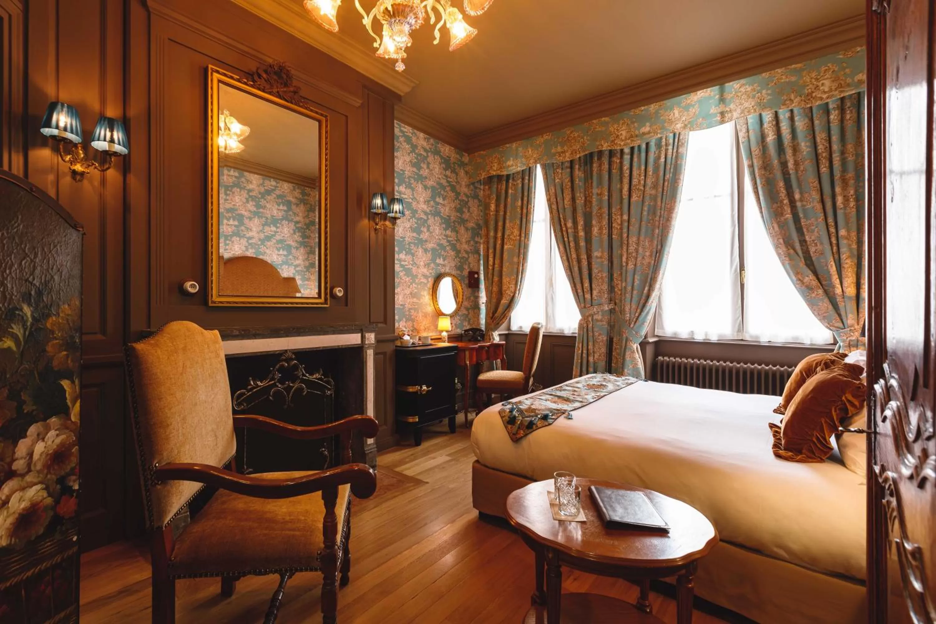 Photo of the whole room, Bed in Bayard Bellecour