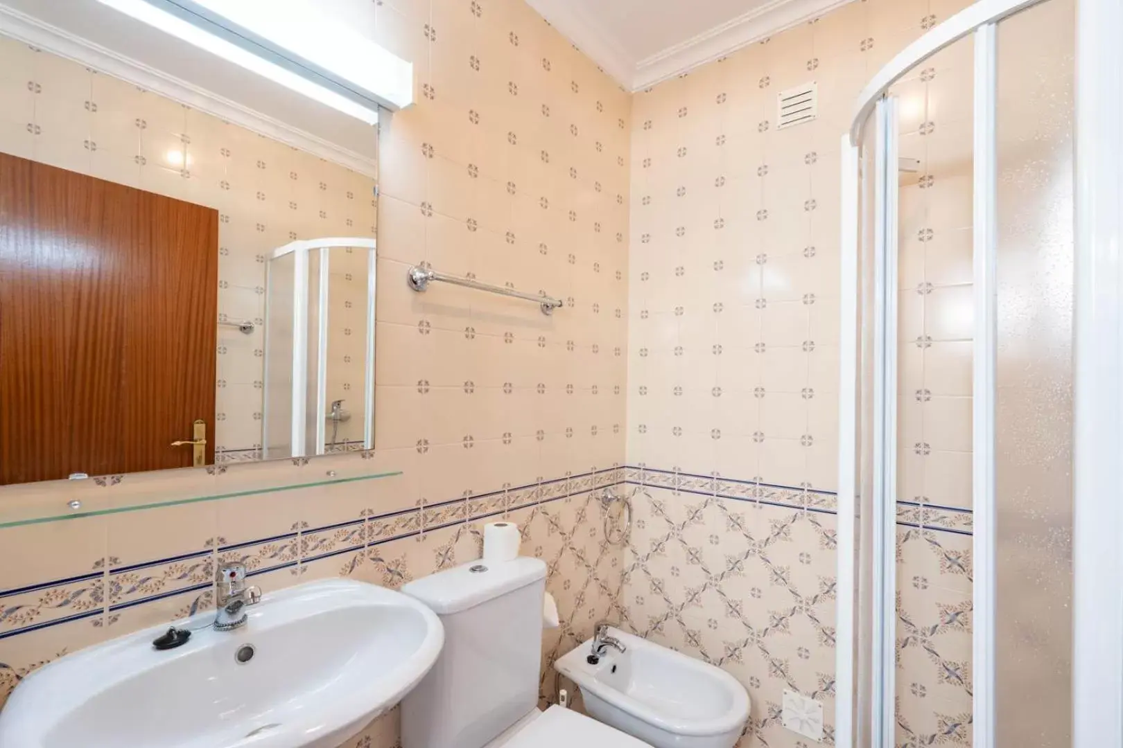 Bathroom in Hotel Padre Pio by Umbral