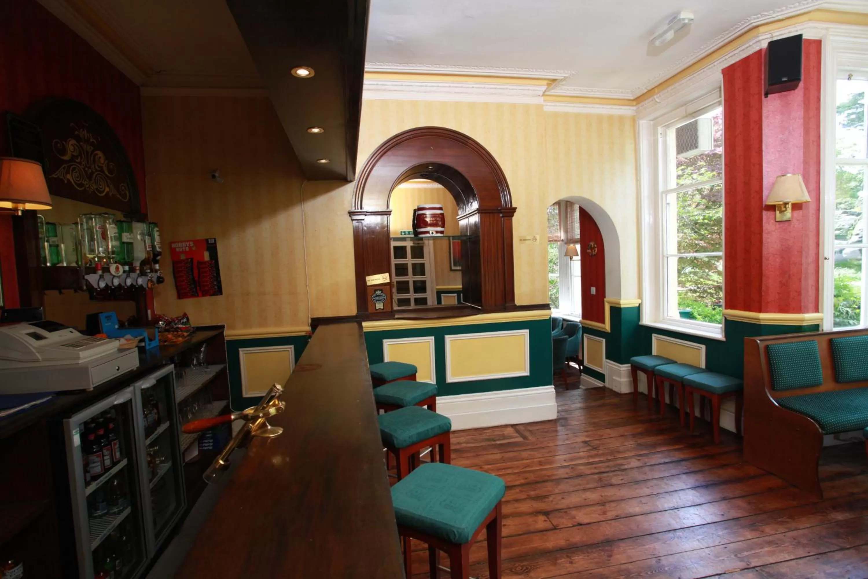 Lounge or bar in Russell Hotel