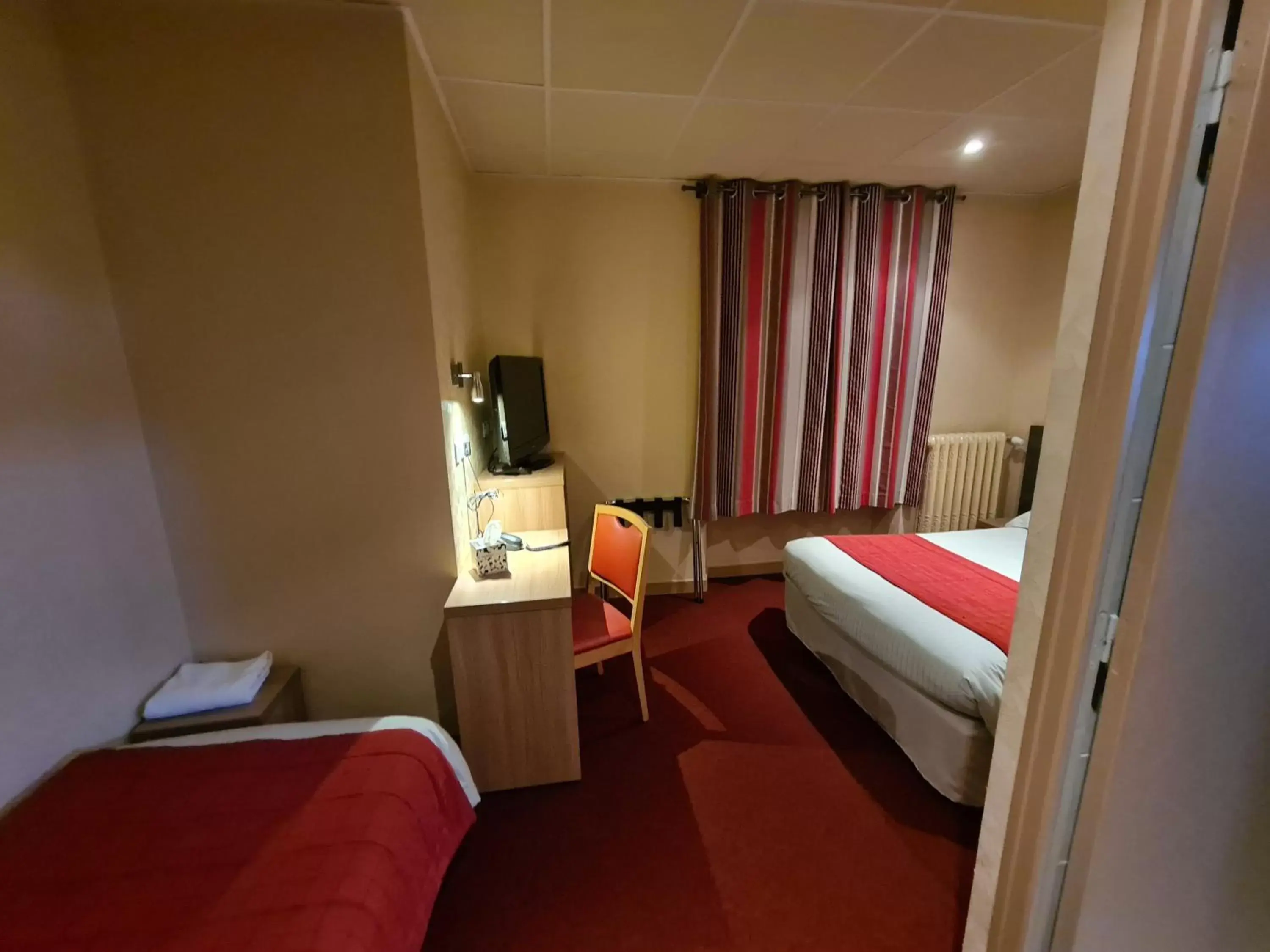 Bedroom, Bed in HOSTELLERIE du CANTAL