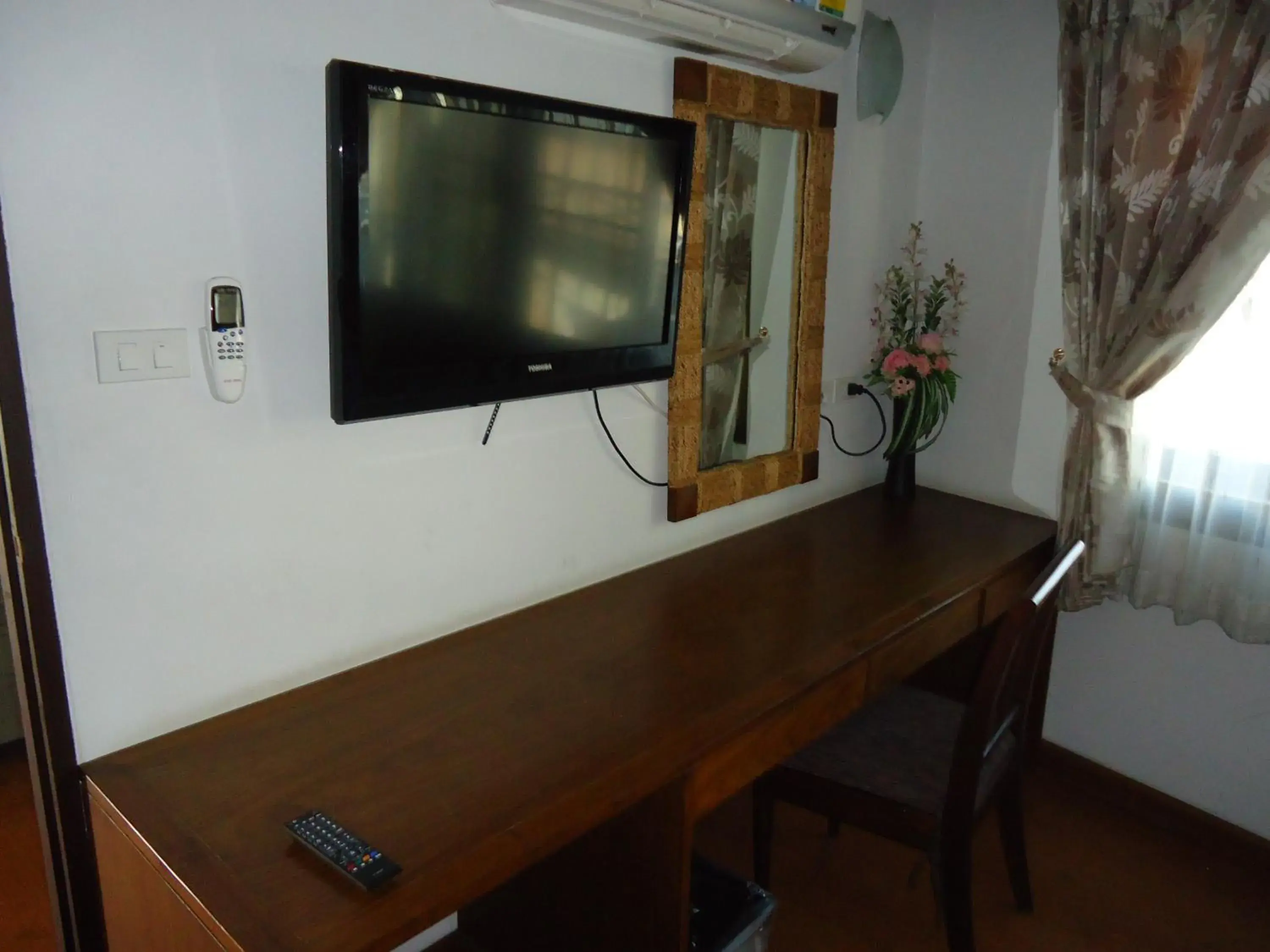 Seating area, TV/Entertainment Center in Top North Hotel