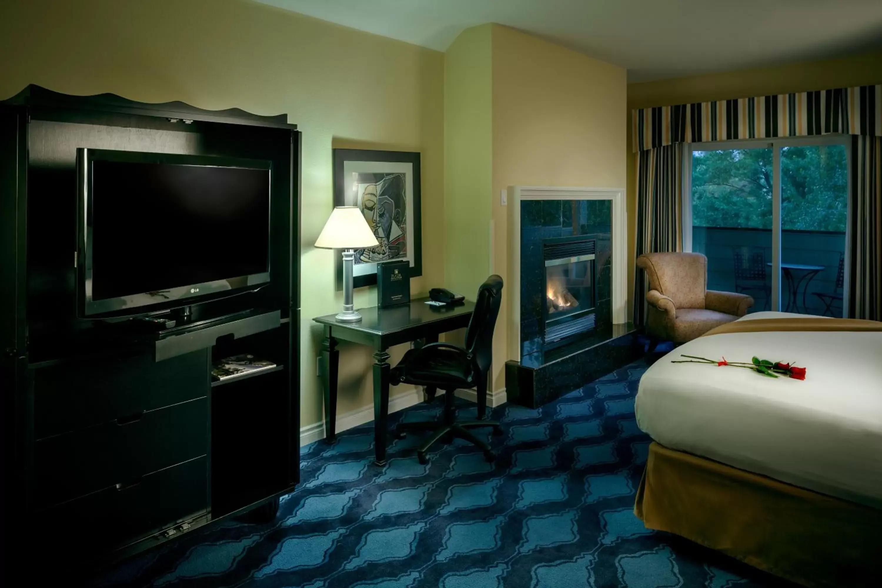 Seating area, TV/Entertainment Center in Plaza Inn & Suites at Ashland Creek