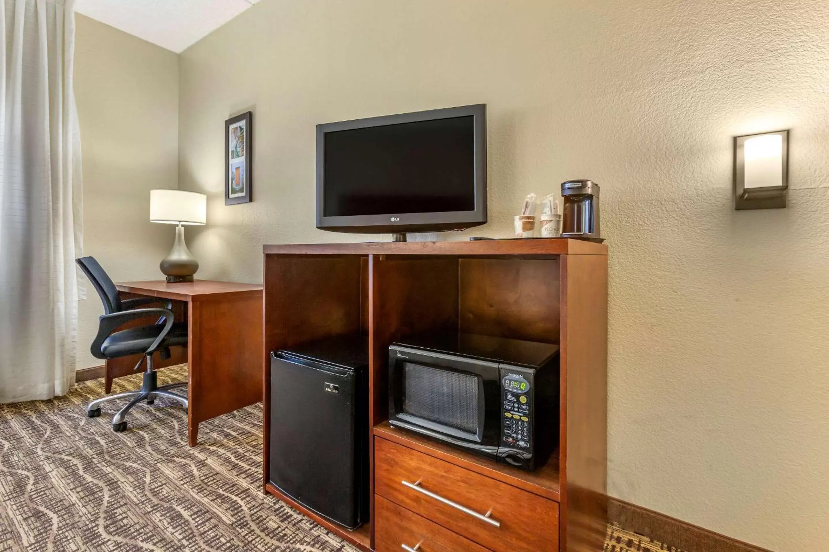 Photo of the whole room, TV/Entertainment Center in Comfort Inn & Suites Phoenix North / Deer Valley