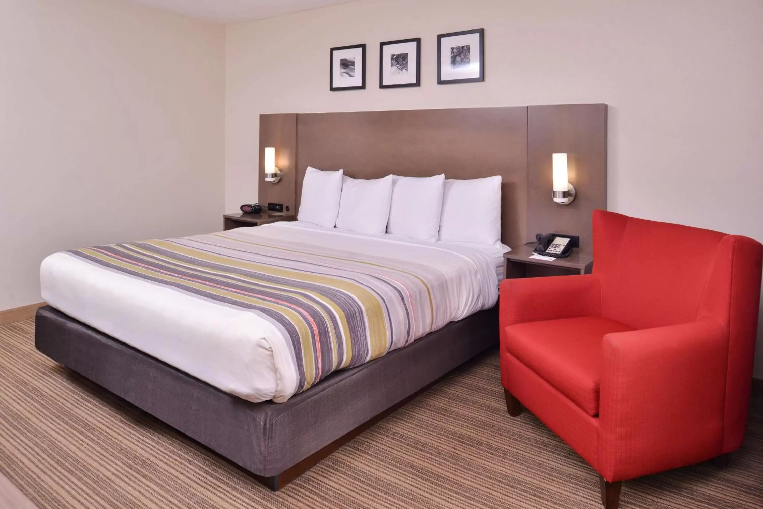 Photo of the whole room, Bed in Country Inn & Suites by Radisson, Omaha Airport, IA