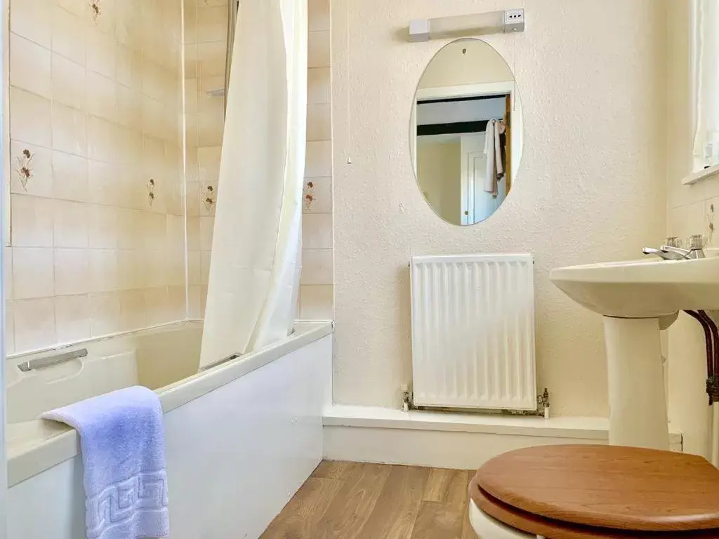 Bedroom, Bathroom in Old North Inn Hotel, Inverness