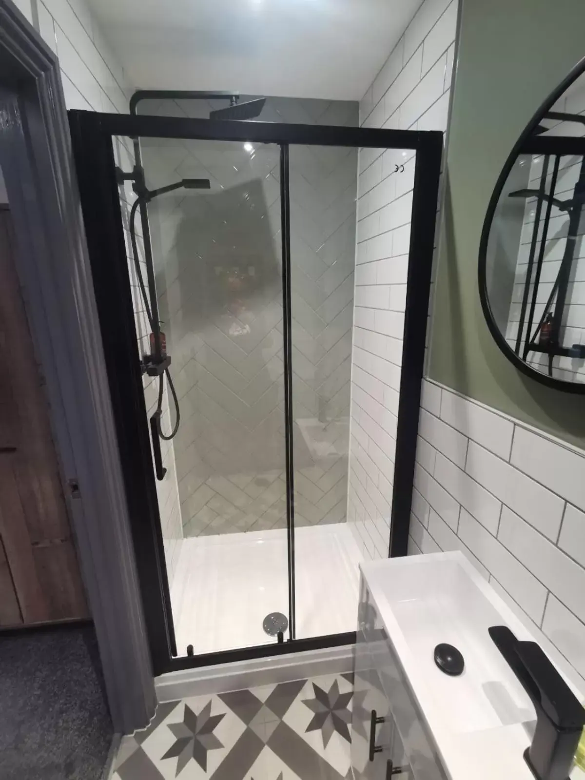 Shower, Bathroom in Mansel House - by TIFA Stays