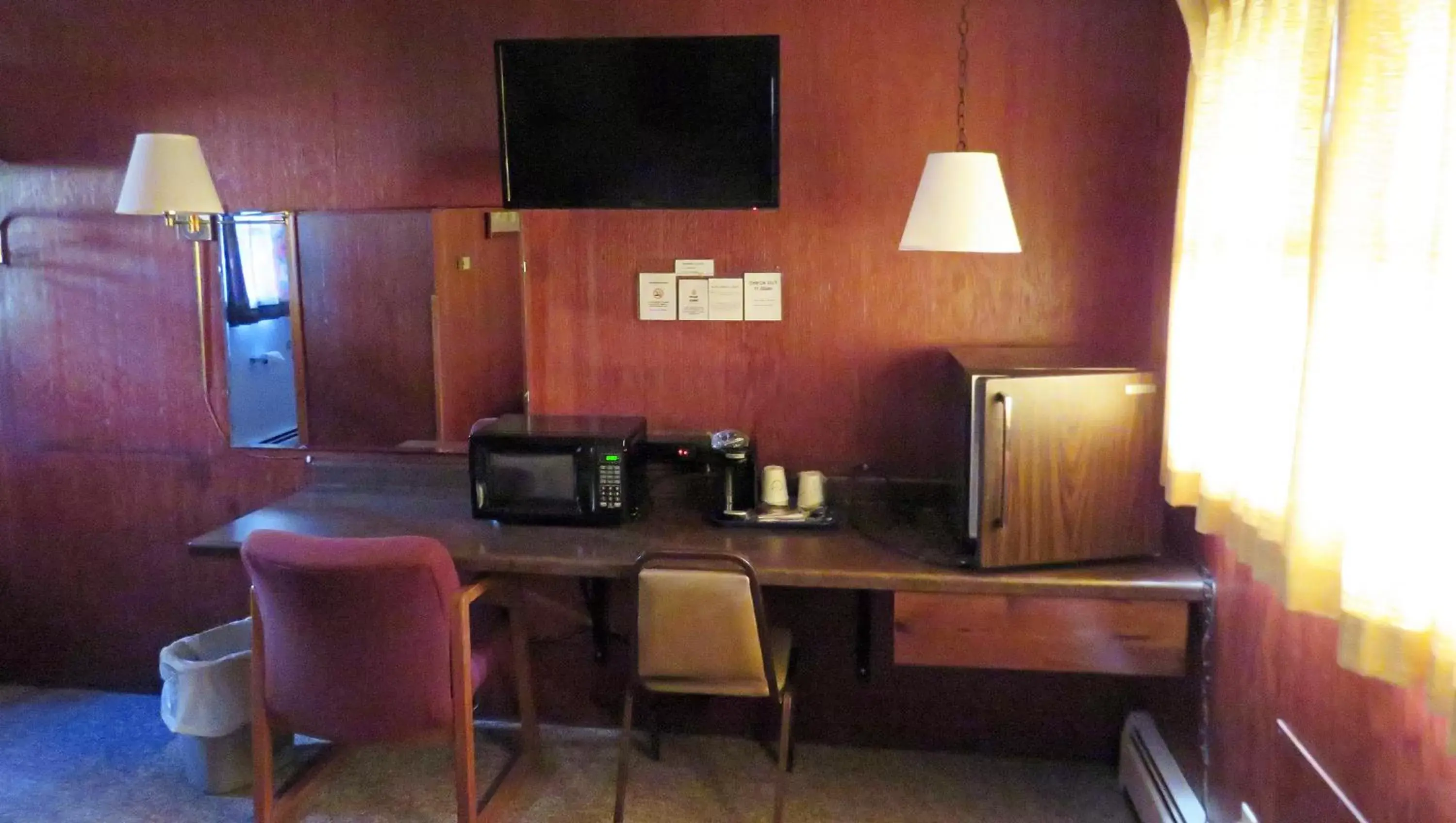 Bed, TV/Entertainment Center in Indianhead Ironwood Hotel