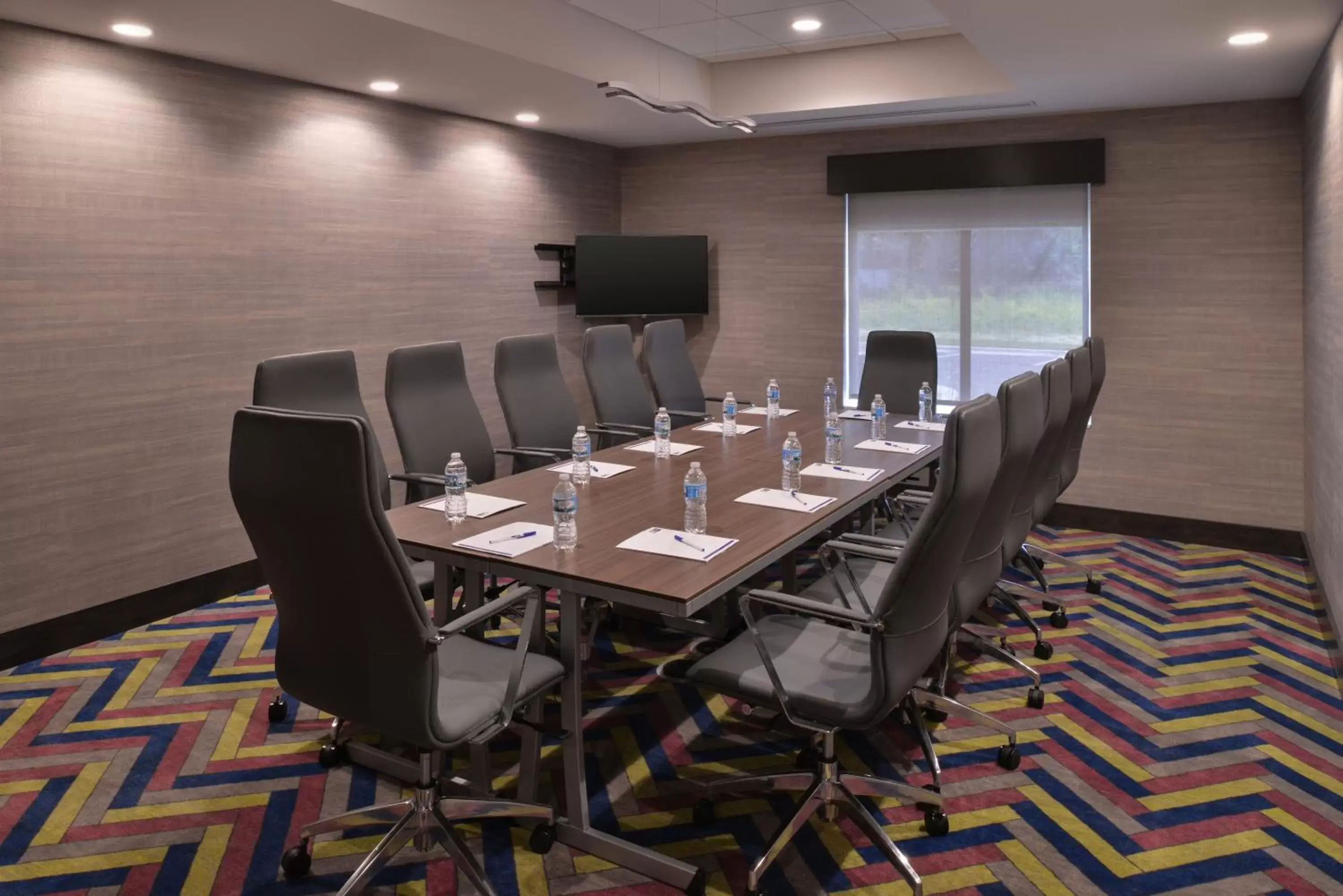 Meeting/conference room in Holiday Inn Express and Suites Bryant - Benton Area, an IHG Hotel