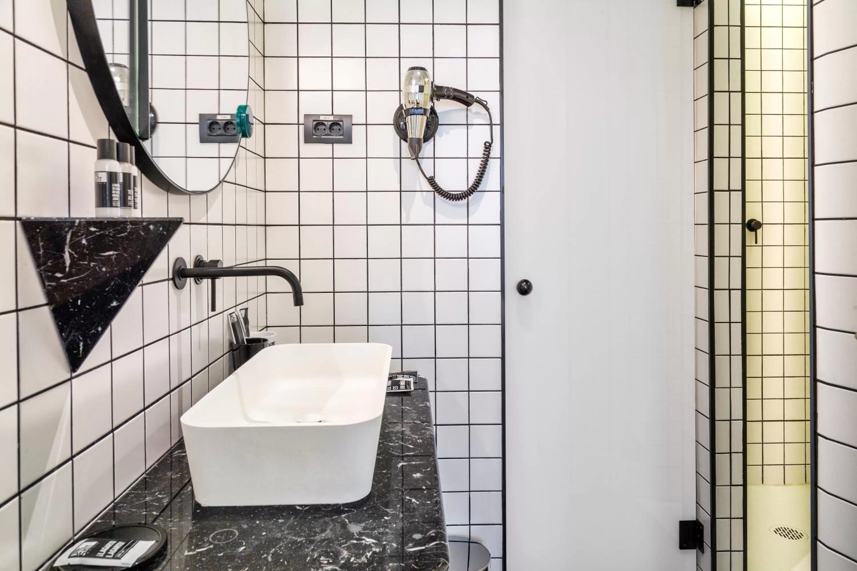 Bathroom in One Shot Fortuny