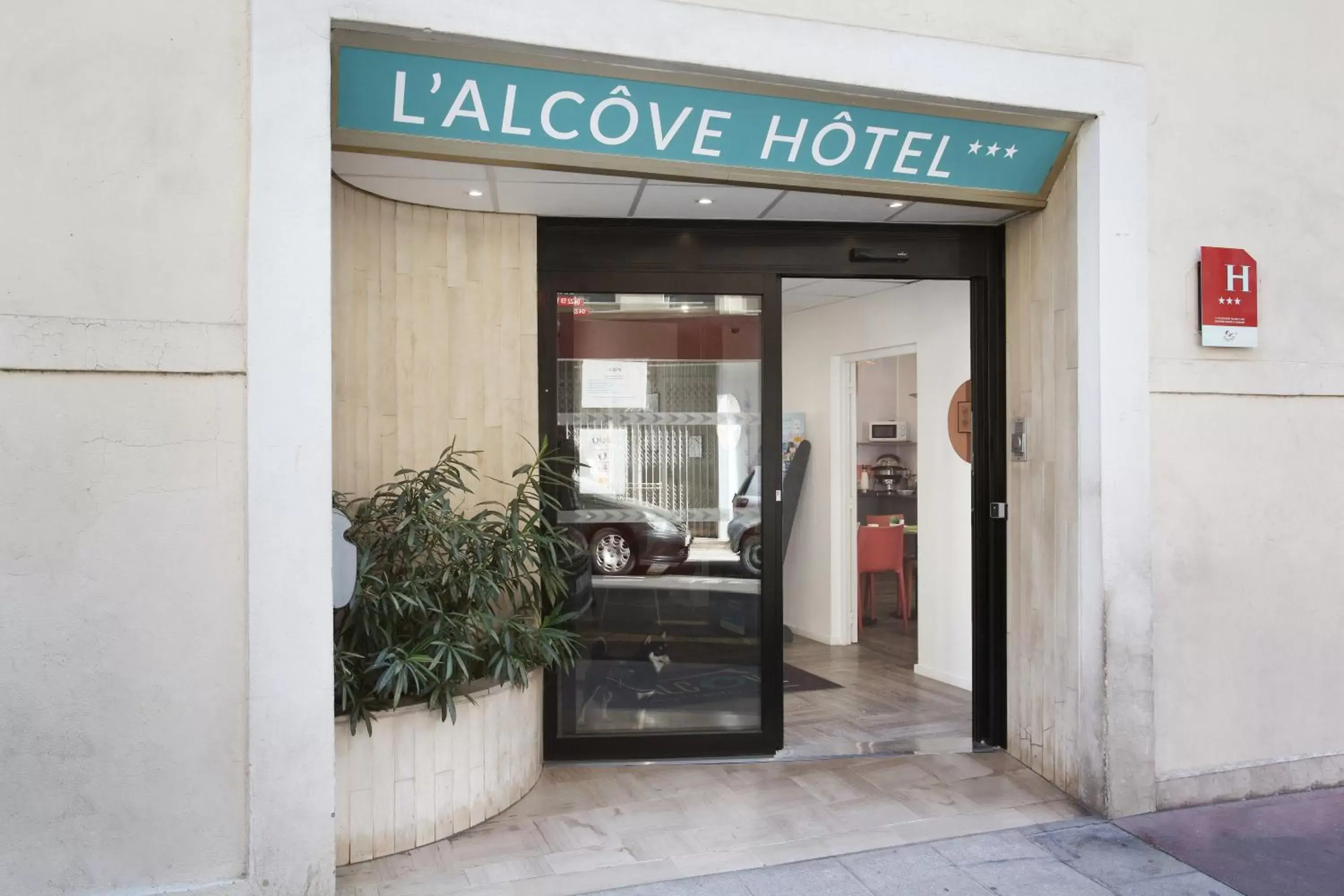 Facade/entrance in L'alcôve Hôtel