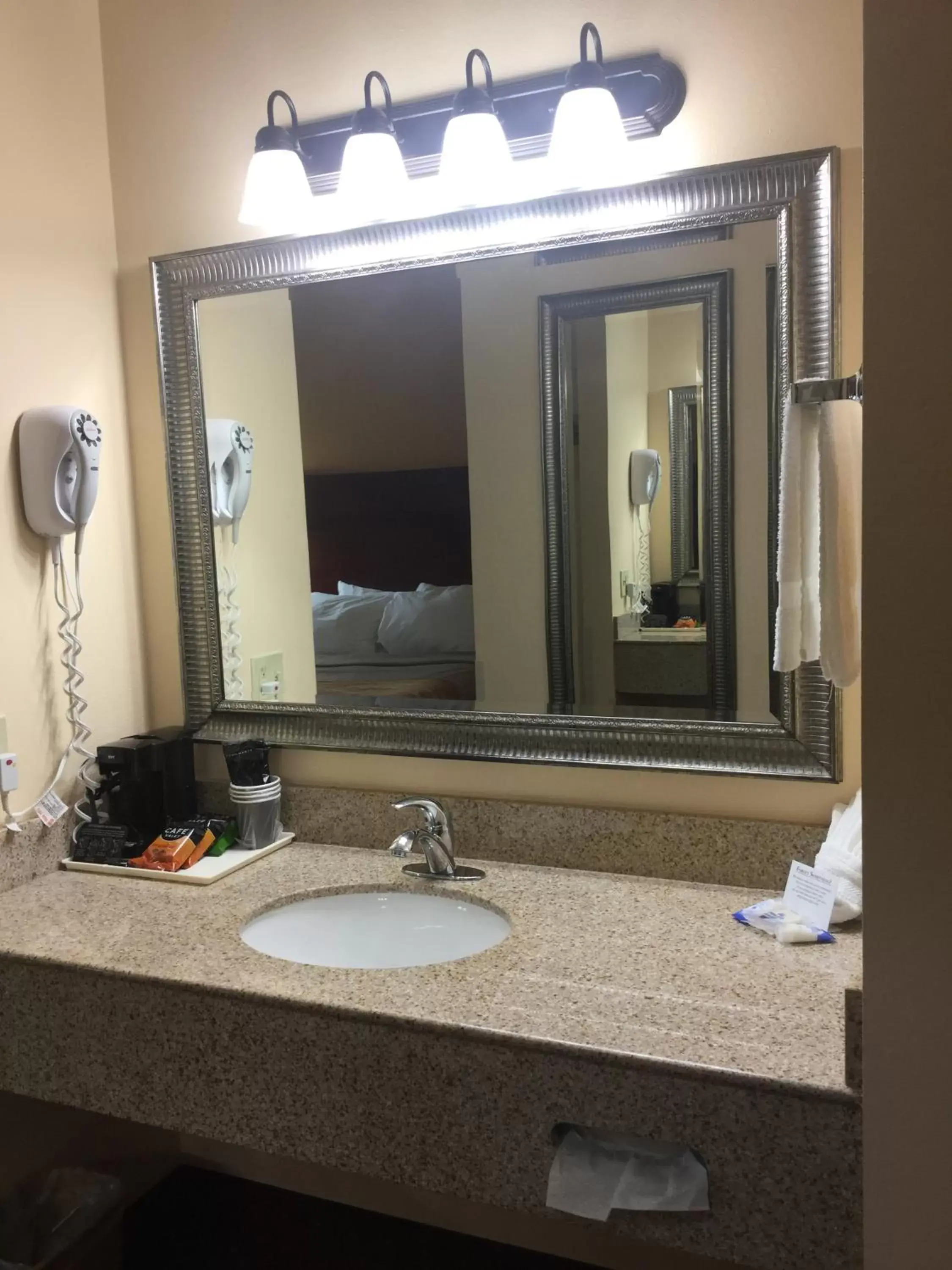 Bathroom in Americas Best Value Inn Saint Robert/Fort Leonard Wood